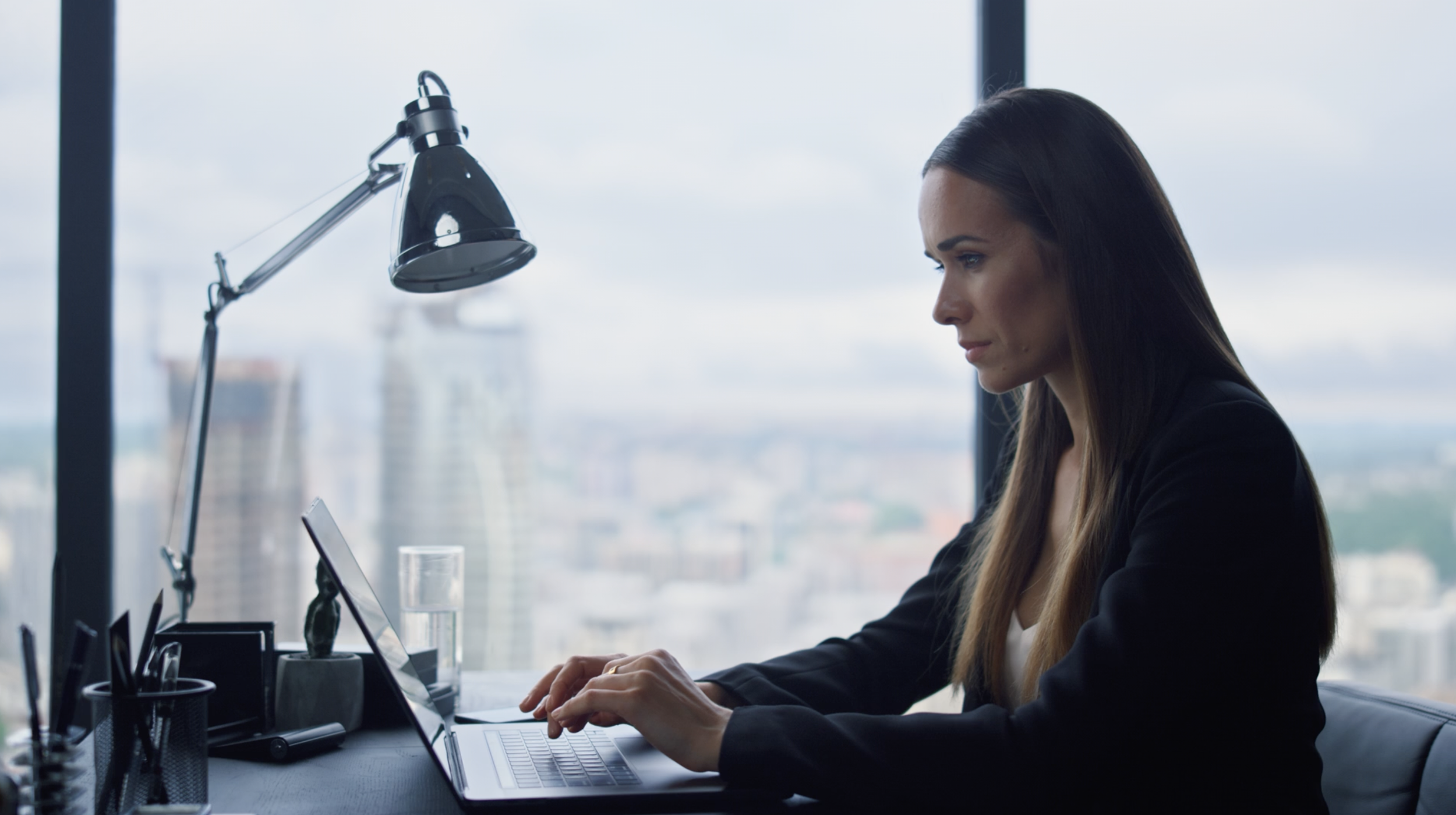 Business Frau am Schreibtisch mit Laptop