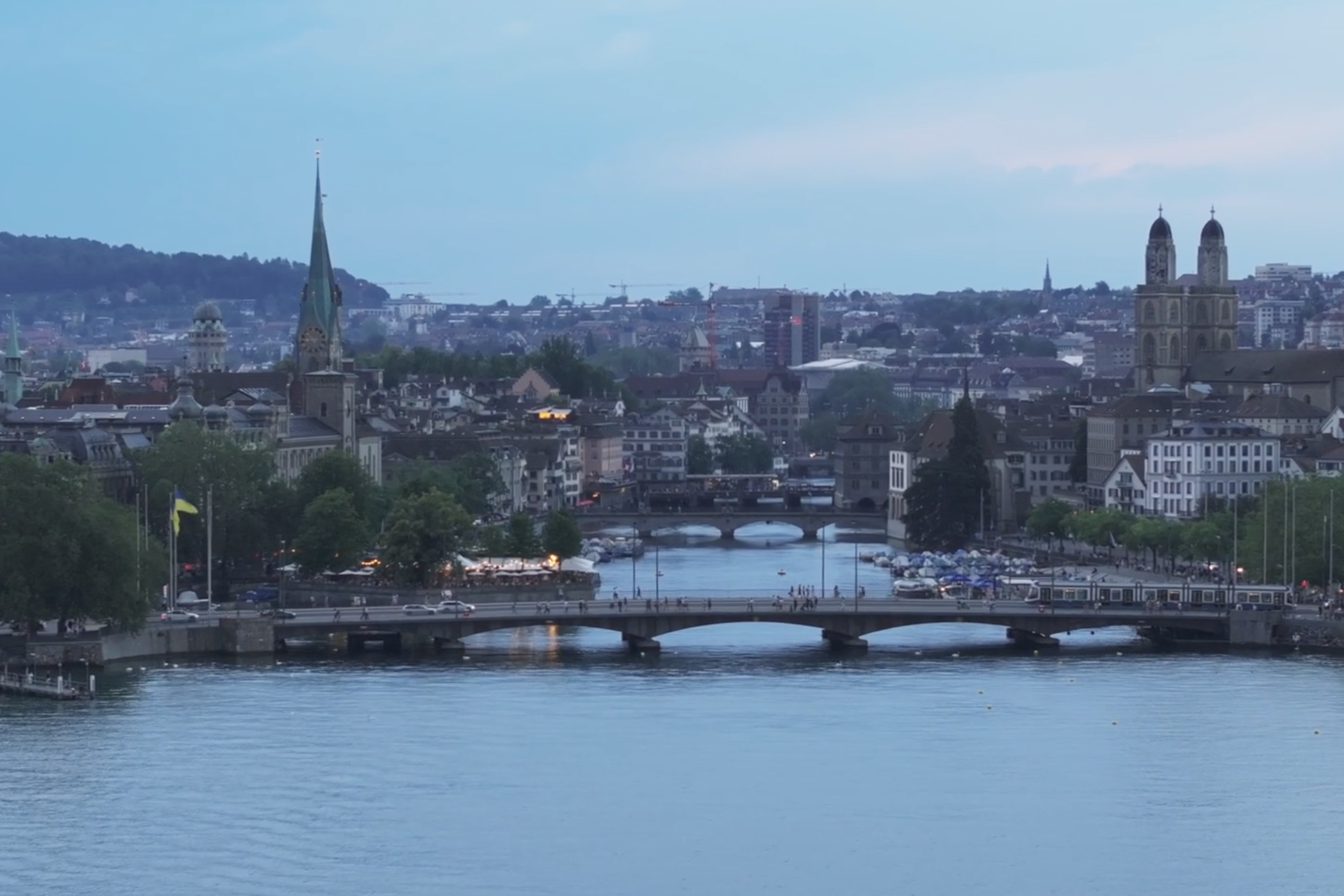 Zürich Stadt mit Grossmünster, Fraumünster und Sankt Peters Kirche
