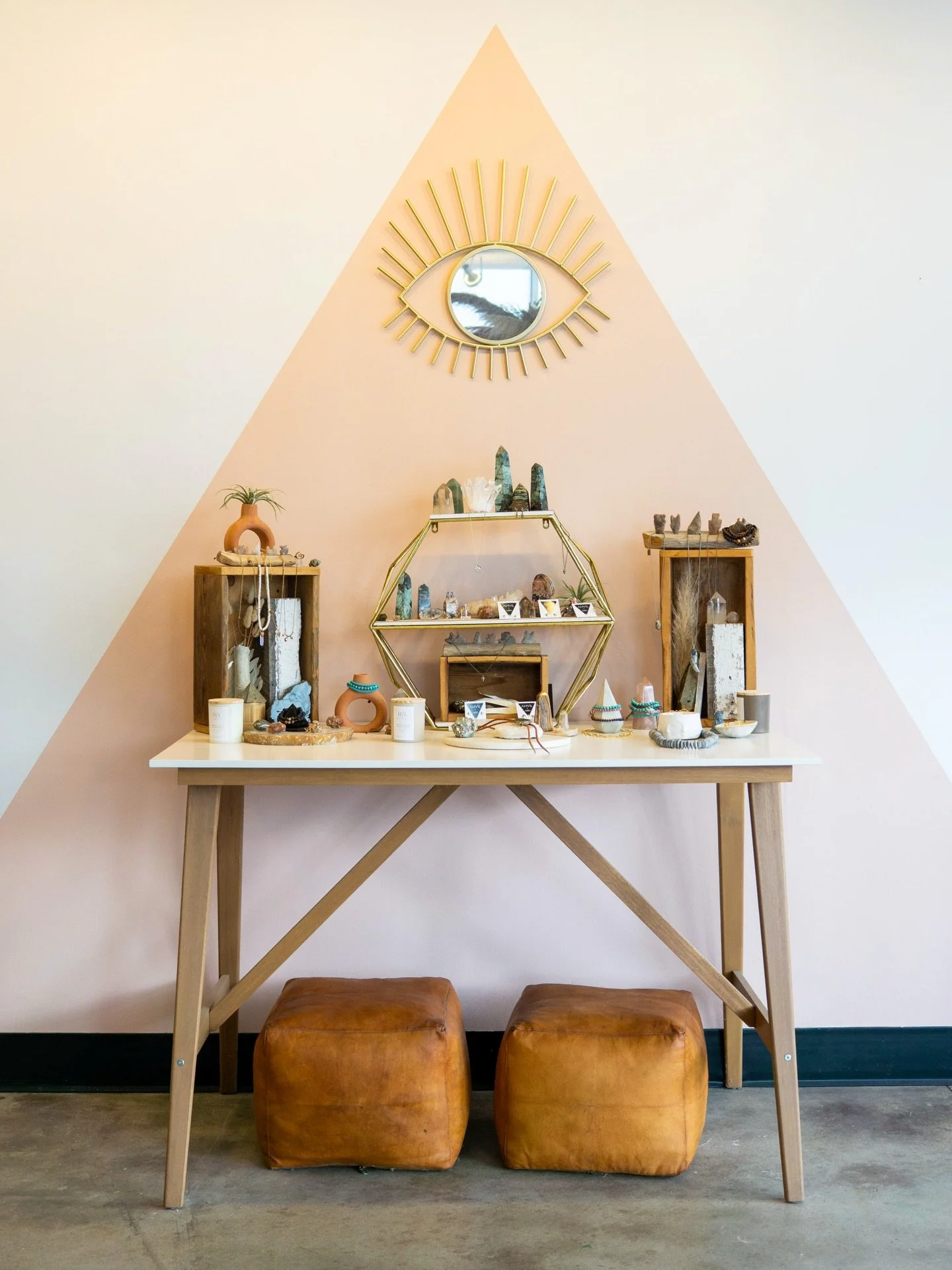 Warm tones, thoughtful displays, and a space that invites you in 🤍

These images were created to highlight the storefront and shopping experience at Anvil + Aura inside the Hill Country Galleria. 

Content captured for Kashfia Media

#commercialphot