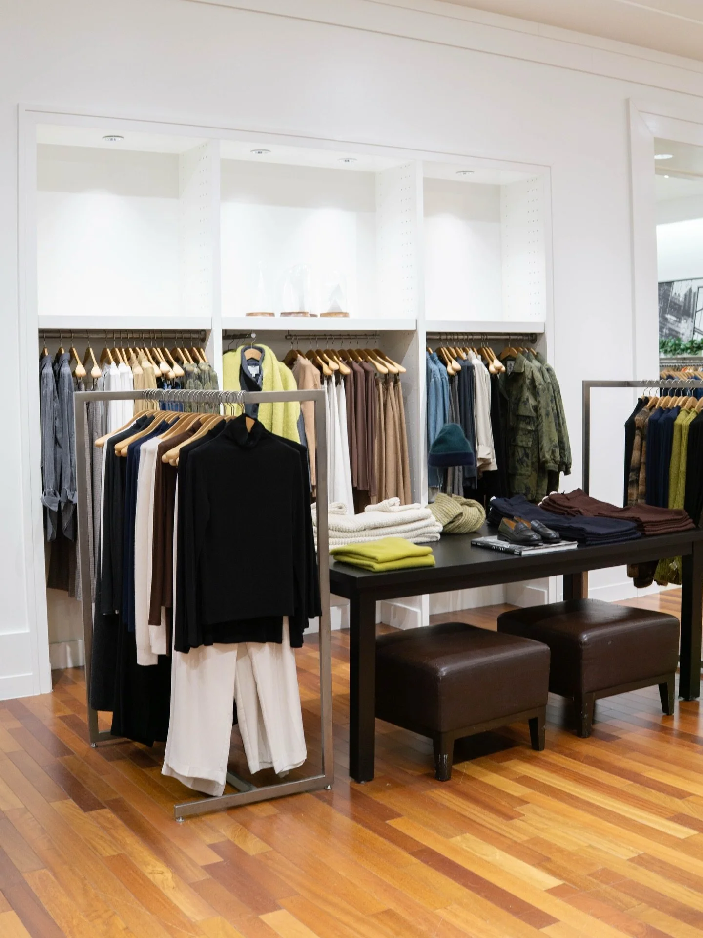 Storefront and visual merchandising details captured at Banana Republic, highlighting the brand&rsquo;s refined aesthetic inside Hill Country Galleria. 

Content created for Kashfia Media

#fashionretail #commercialphotographer #austinphotographer #v