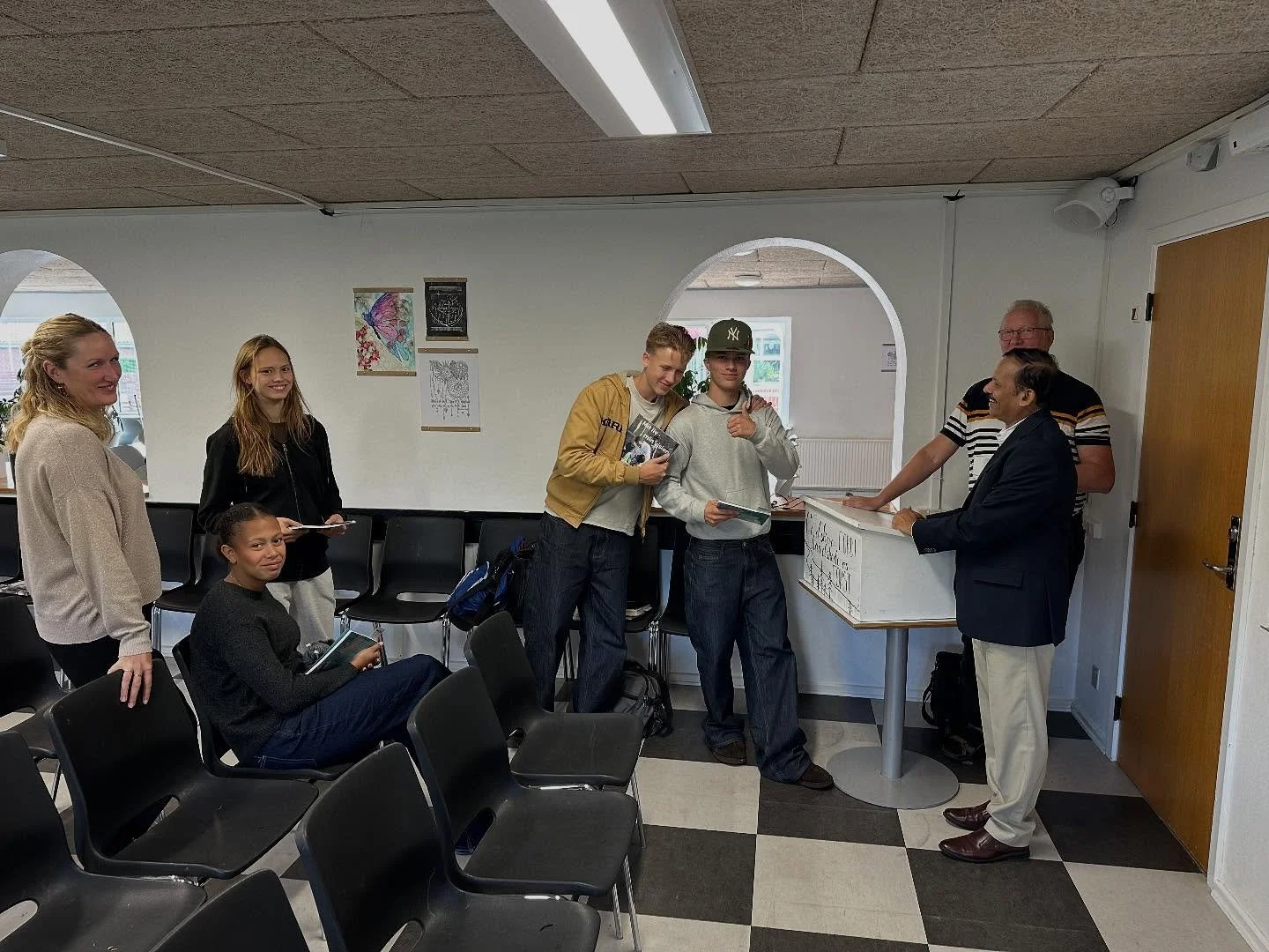 I dag, fik vores 50 kompaselever besøg af Biskop Jacob fra Indien og han fortalte sin fantastiske troshistorie 🙏😃🥰 og fortalte om hvordan Gud har brugt ham og Agape Indien til at hjælpe mange mennesker i Indien. 😃🙏.