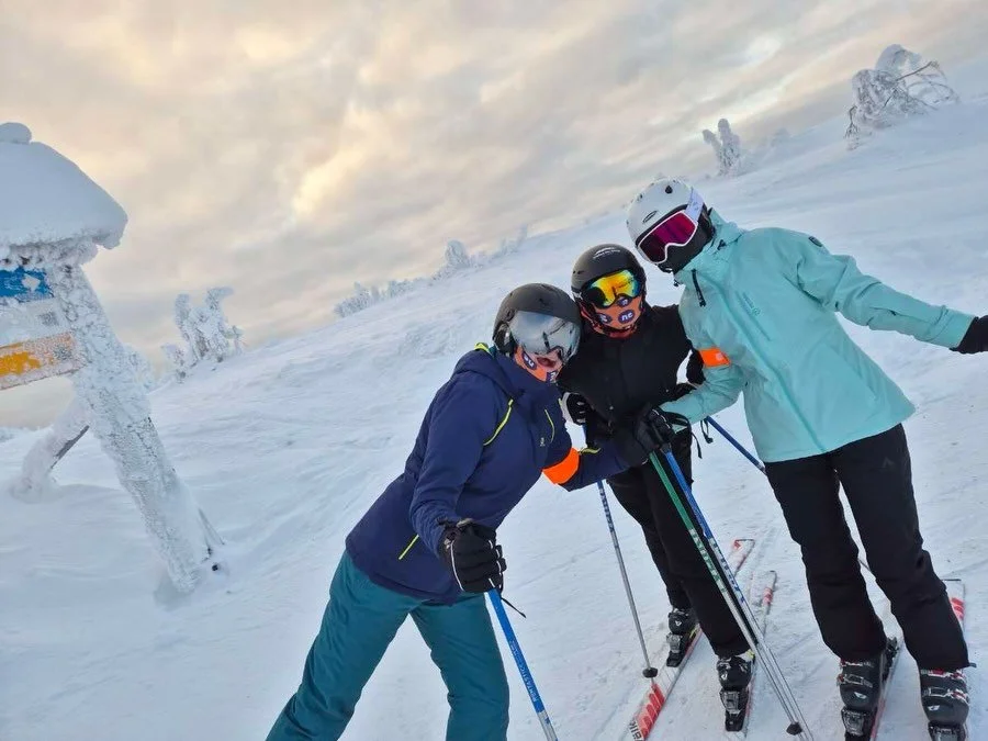 De 2 sidste dage p&aring; ski er nu g&aring;et og vi har hygget os en masse! Vi har bl.a. set vores k&aelig;re l&aelig;rere dyste i en masse sk&oslash;re konkurrencer og s&aring; har vi sluttet turen af med en tur p&aring; Burger King. Nu vender vi s