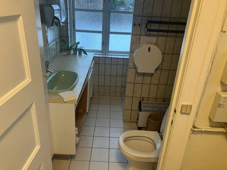 Kan I huske det gamle toilet ved krea og selve krea-lokalet? Det er nu omdannet til volo-lejlighed🙌 I kan f&aring; lidt glimt her fra renoveringen. Det hele er et led i vores plan om ny bygning - i den forbindelse skal den gamle volo-bygning ned. 1.