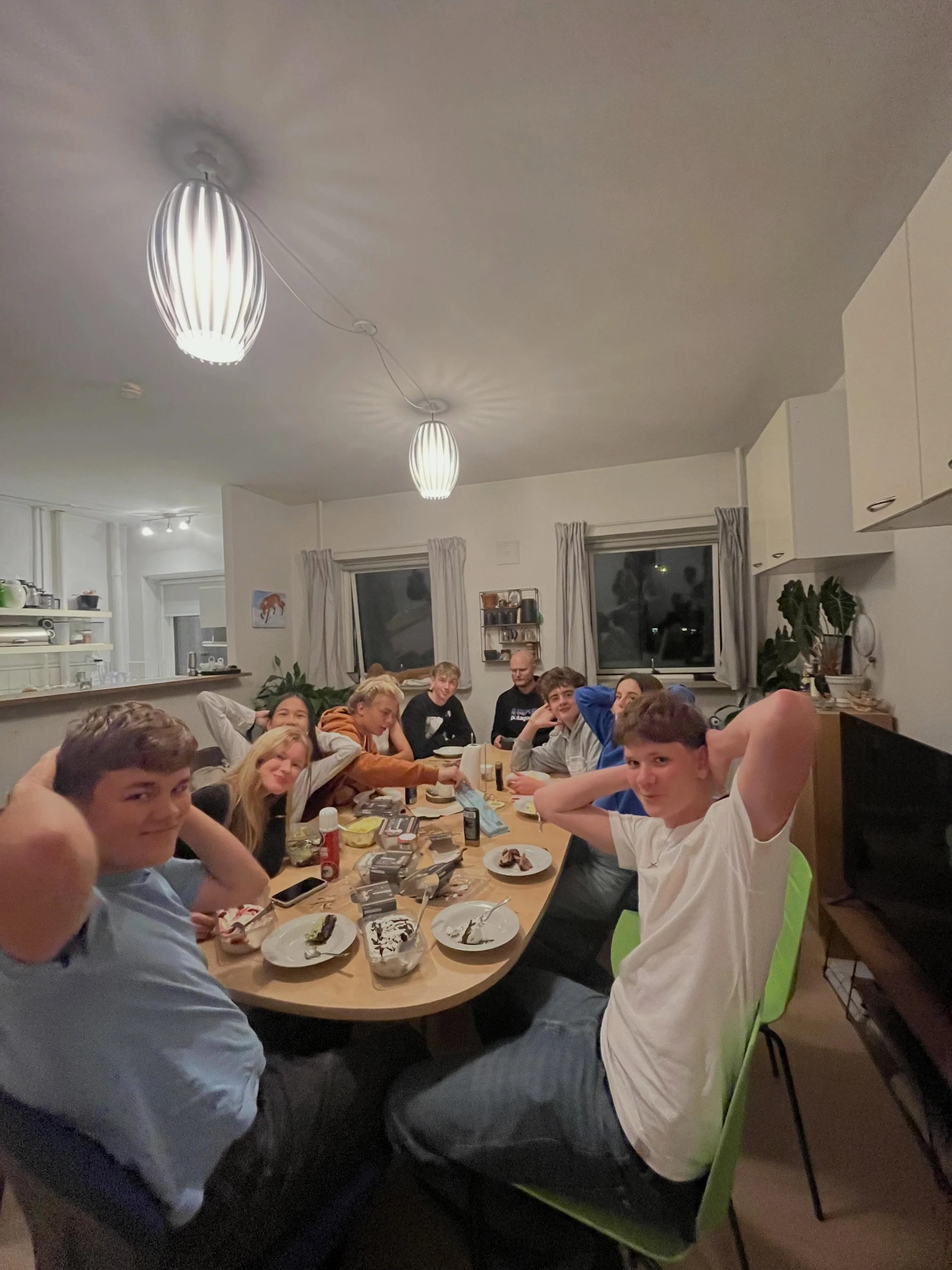 S&aring; har KG og hans familie v&aelig;ret p&aring; tur. Der blev spist is k KG&rsquo;s lejlighed, spillet bowling og s&aring; sluttede de self&oslash;lgelig af p&aring; maccen😍😍