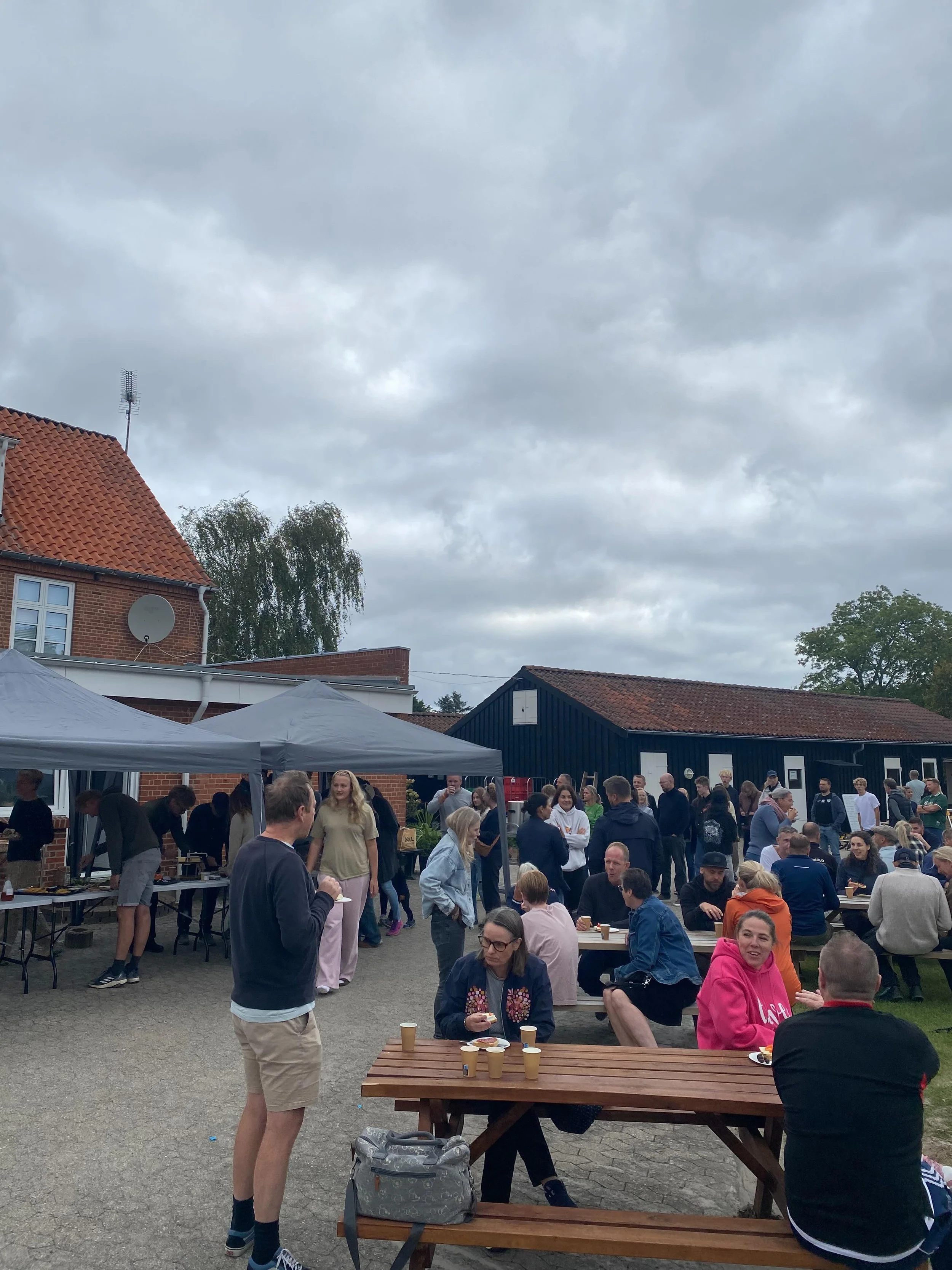 Tusind tak for den dejlige for&aelig;ldre-arbejdsdag vi har haft. Skolen ser bedre ud end nogensinde f&oslash;r! 
Mens for&aelig;ldre og nogle elever knoklede p&aring; skolen, tog resten en cykeltur til Dronningens B&oslash;ge for at bade og spise p&