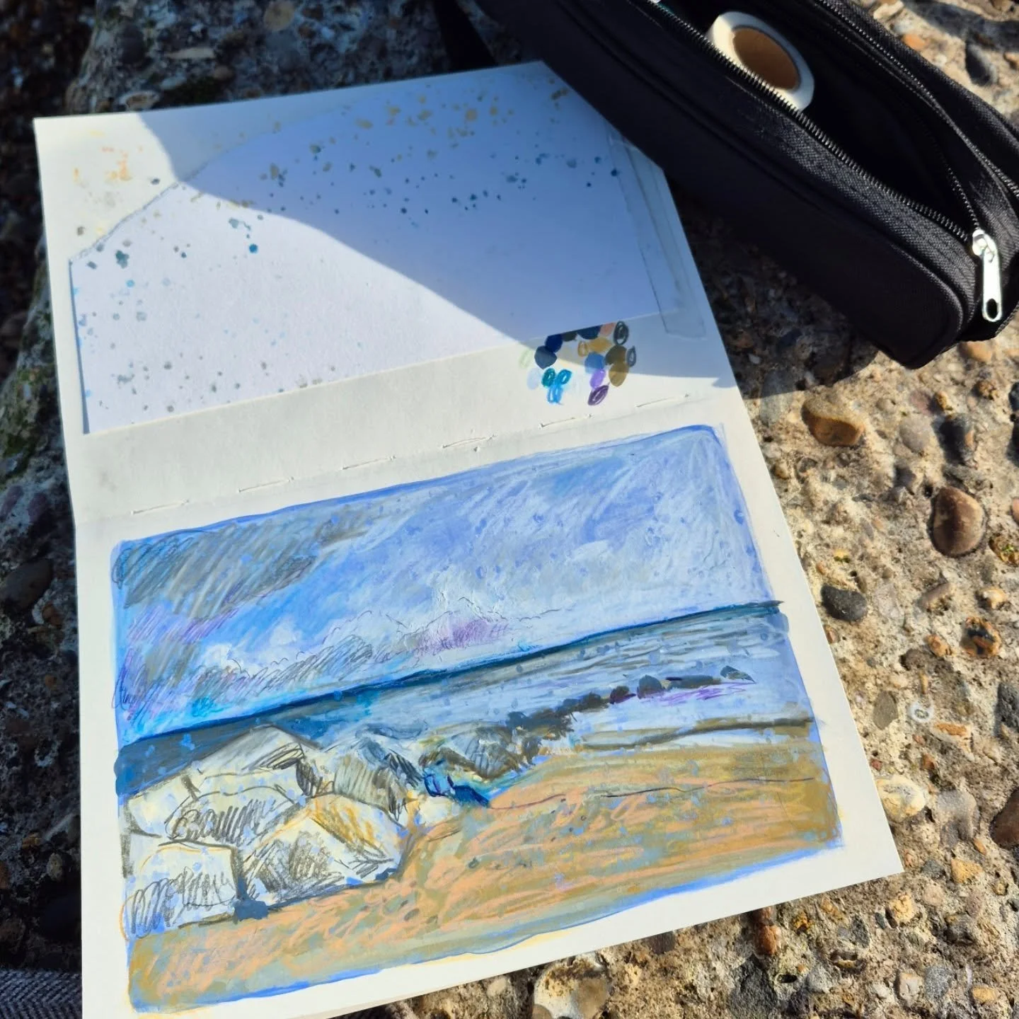 Trip to Felixstowe beach today 🌊🐚🐟 Sometimes a bit of rain can be a good thing when drawing outside with accidental marks and smudges 😅
Definitely a welcomed break from busy Cambridge and uni work 🩵 

~~~~

#felixstowe
#seaside
#illustration
#be