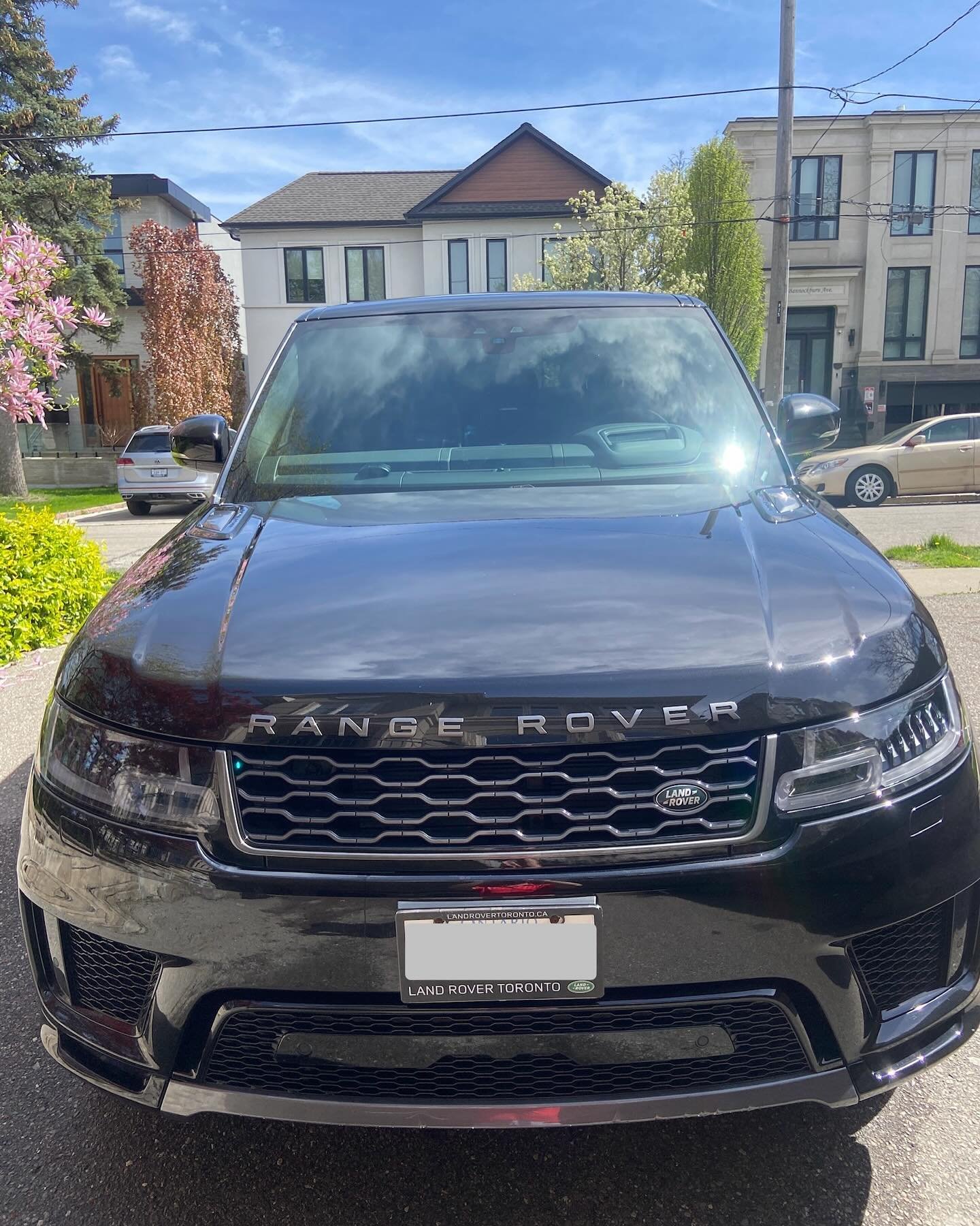 Back for the summer with a sparkling start! Kicking off with a sleek Range Rover shine-up. Book your summer detailing with Shineworks now! ☀️✨