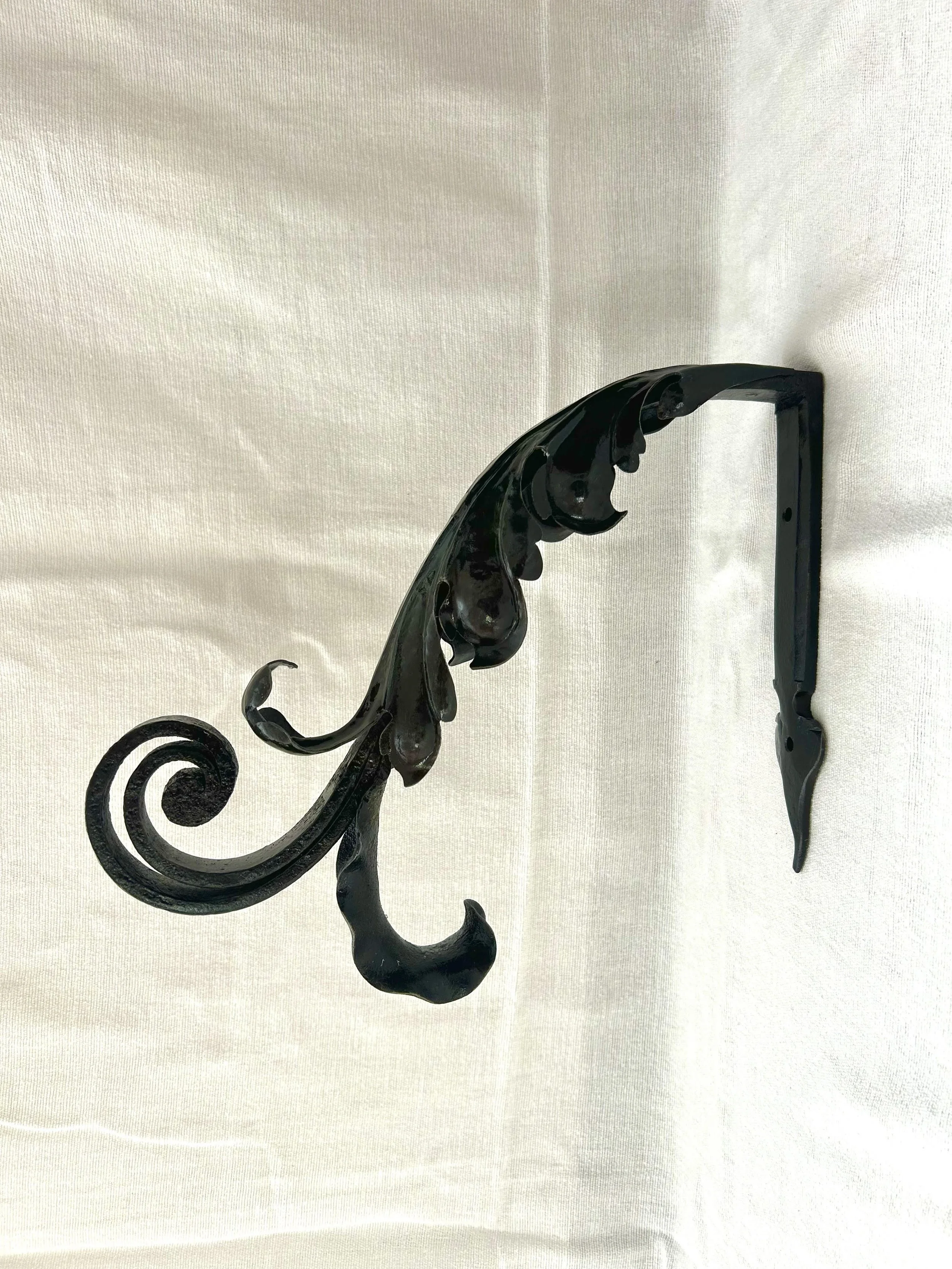 acanthus hanger1).jpg