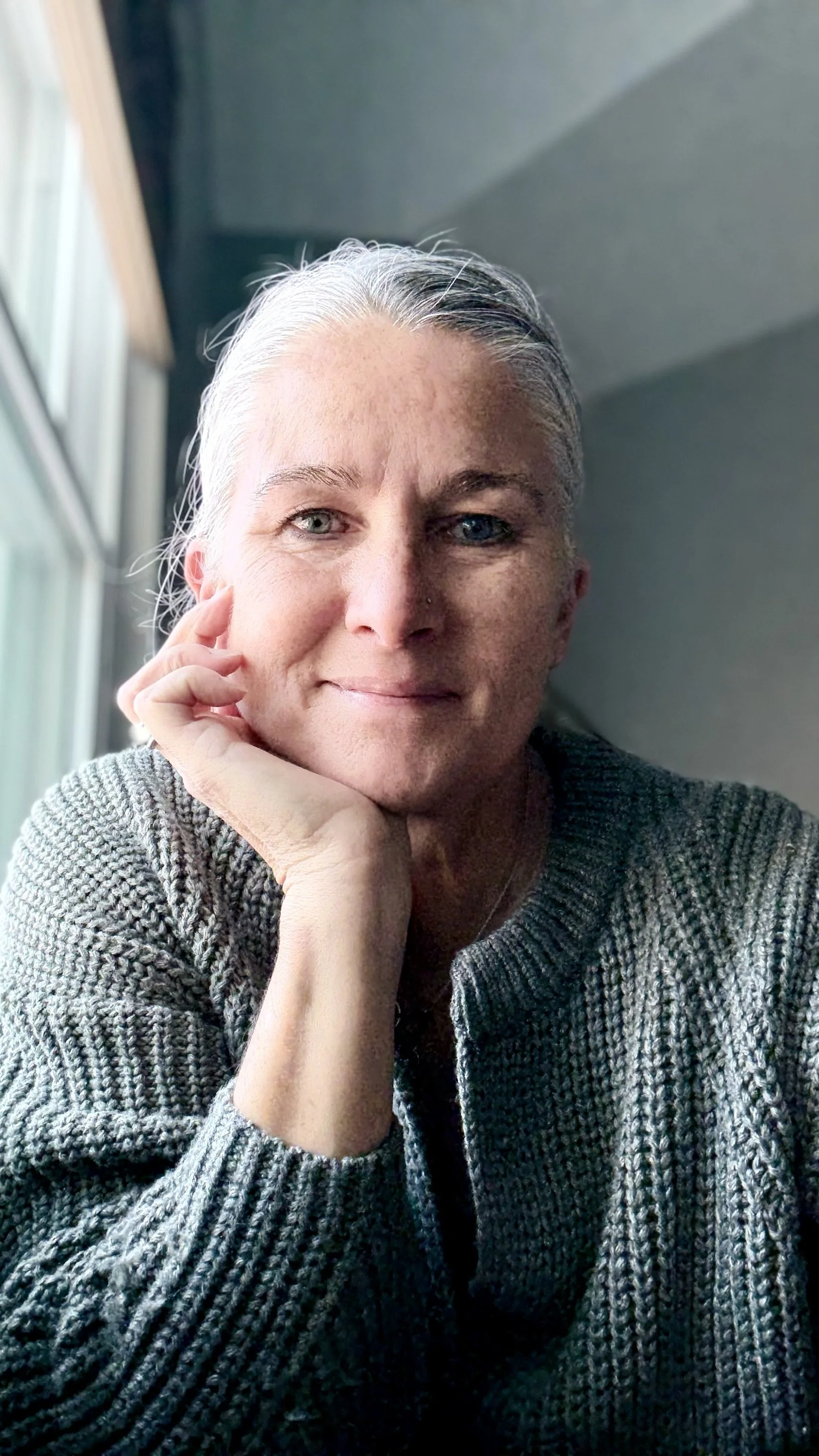 casual picture of the artist