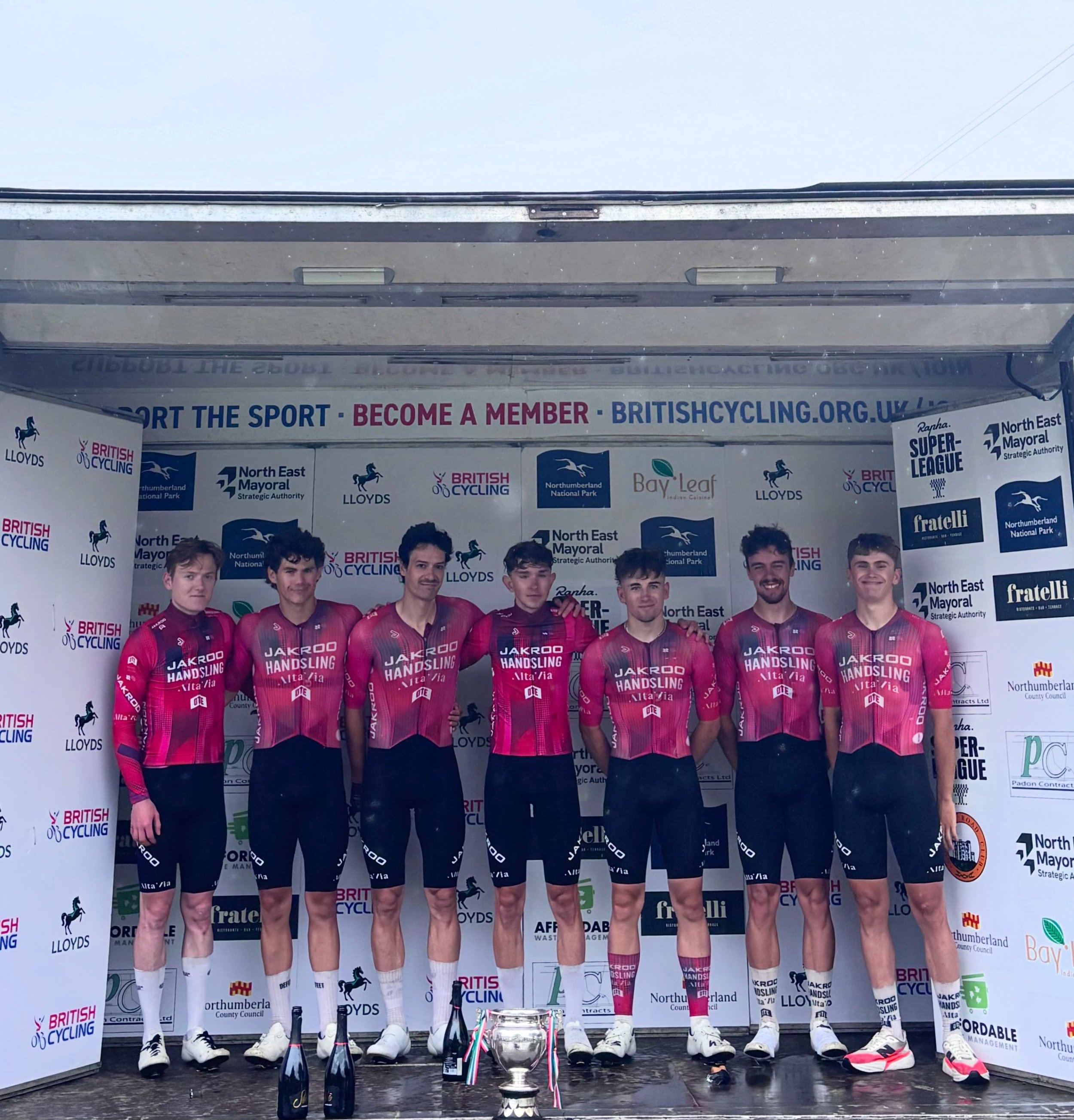 Team classification winners🏆🫡

A brutal race at Beaumont, but the team worked hard to ensure they were represented in every group. Oscar and Alex were in the break all day, with Tom in a chase group ahead of the peloton. 

After the neutralisation,