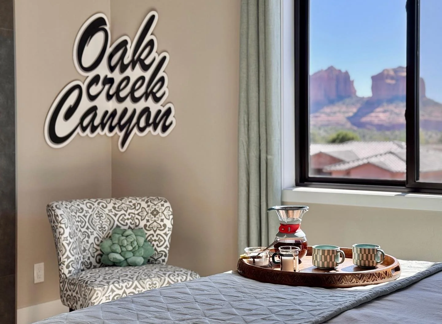 Another fabulous Arizona airbnb bedroom scene! 

#sedona #arizona #airbnb #airbnbphotography  #o2o