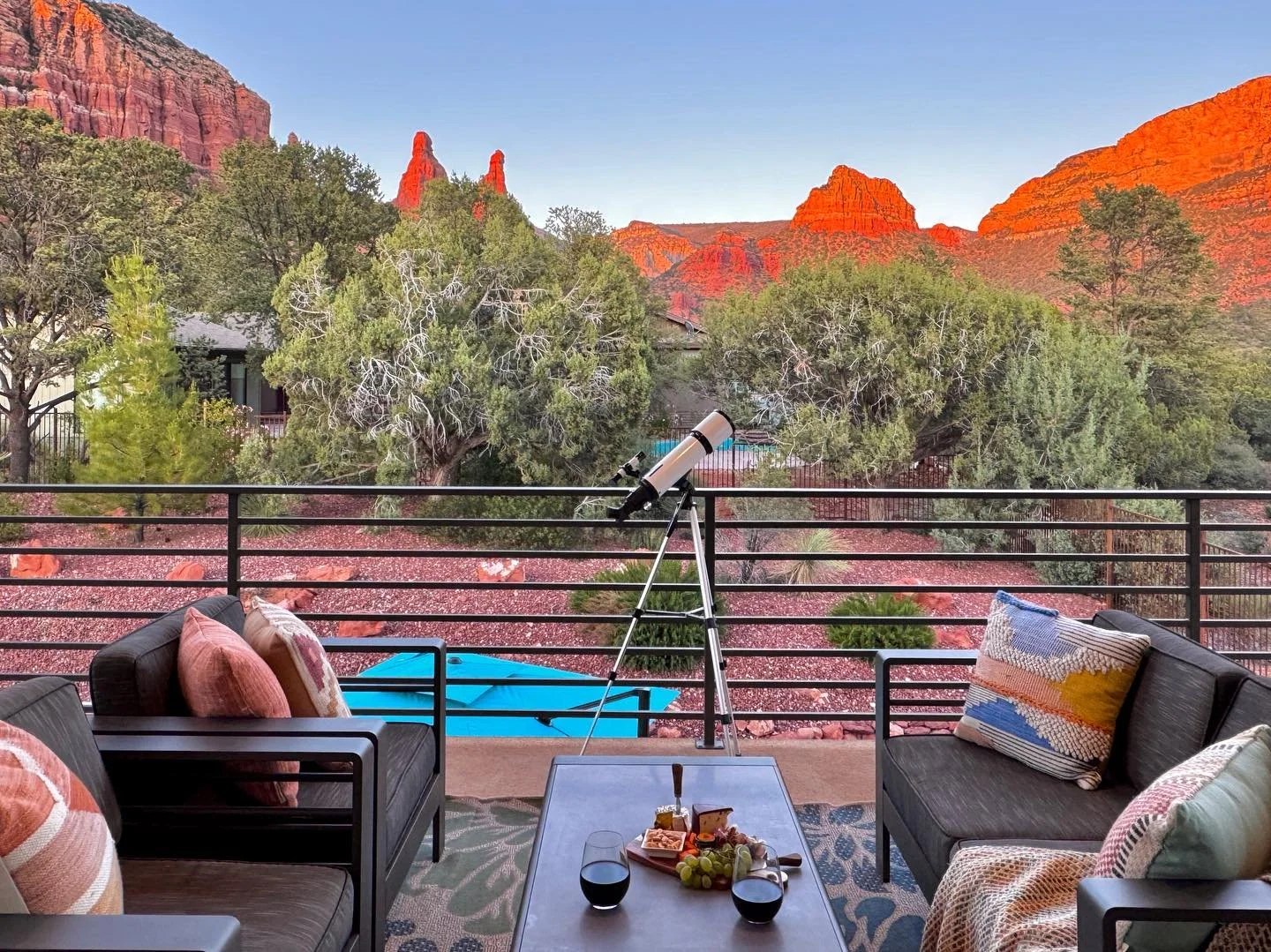 Perhaps our favorite shot from an Arizona onsite that just wrapped this Thursday! 🙌🙌 We'll be sure to post more with a listing link in the coming days. Great job team!! 👏🥰

#o2o_photo #arizona #sedona #airbnb #airbnbphotography #o2o #o2oonsite