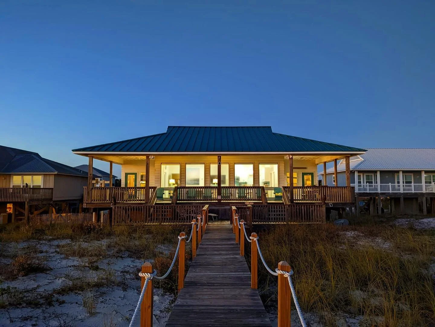 LOVE this shot from our on-site team! 😱🤩 one of the big benefits of being on location - capturing everything from sunrise to sunset! 🙌 #beachvacation #vacationrentalphotography #airbnbphotography  #o2o