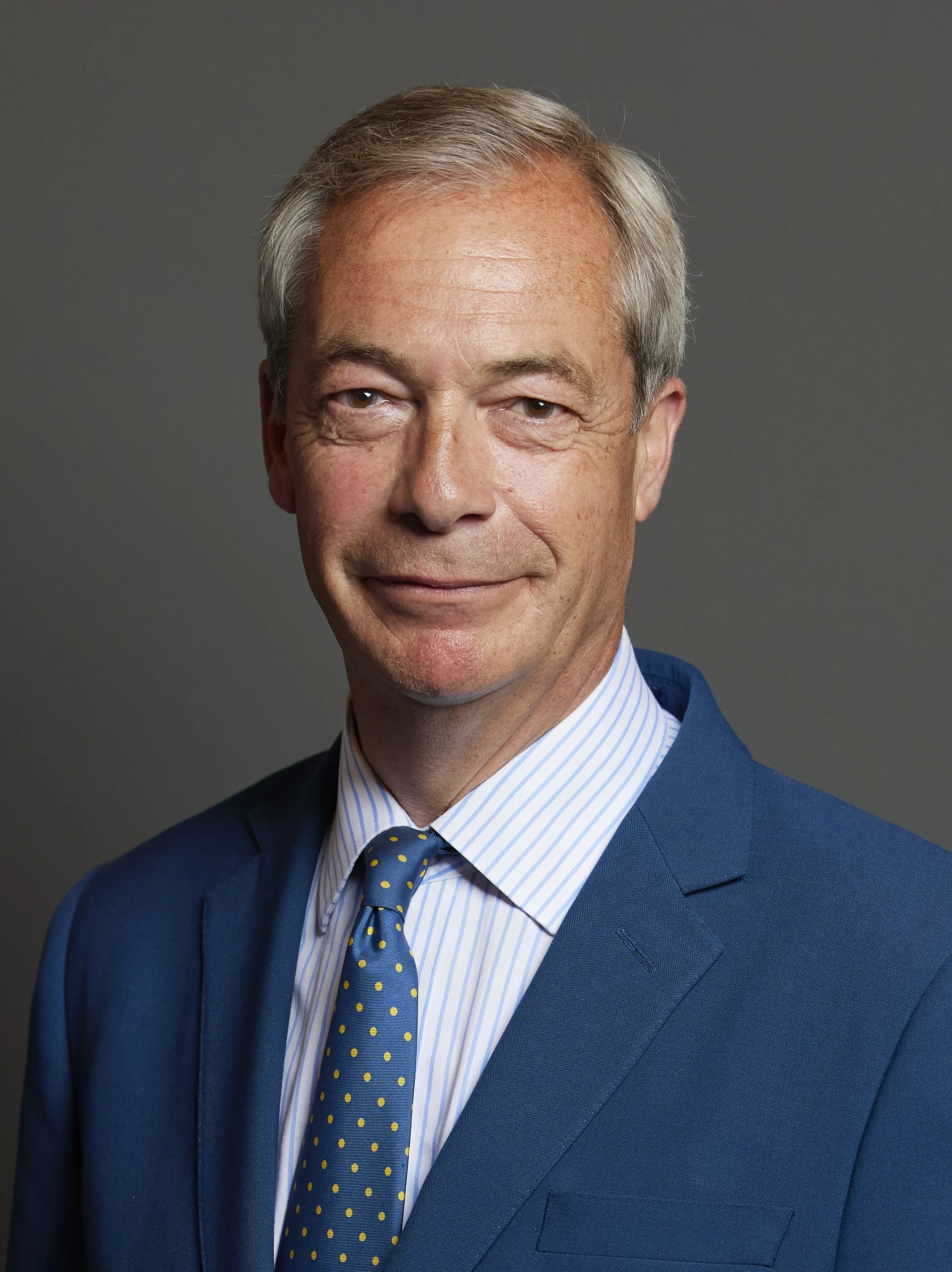 Farage Claims 700 Migrants Crossed English Channel as Criticism of UK Government Intensifies