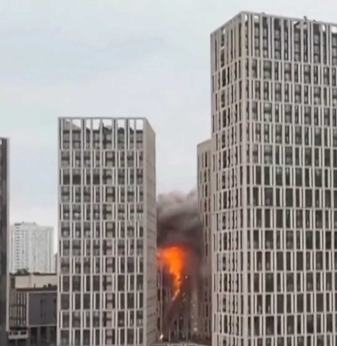 Massive Russian Drone and Missile Strike Hits Kyiv as Zelenskyy Meets Trump in High Stakes Talks

