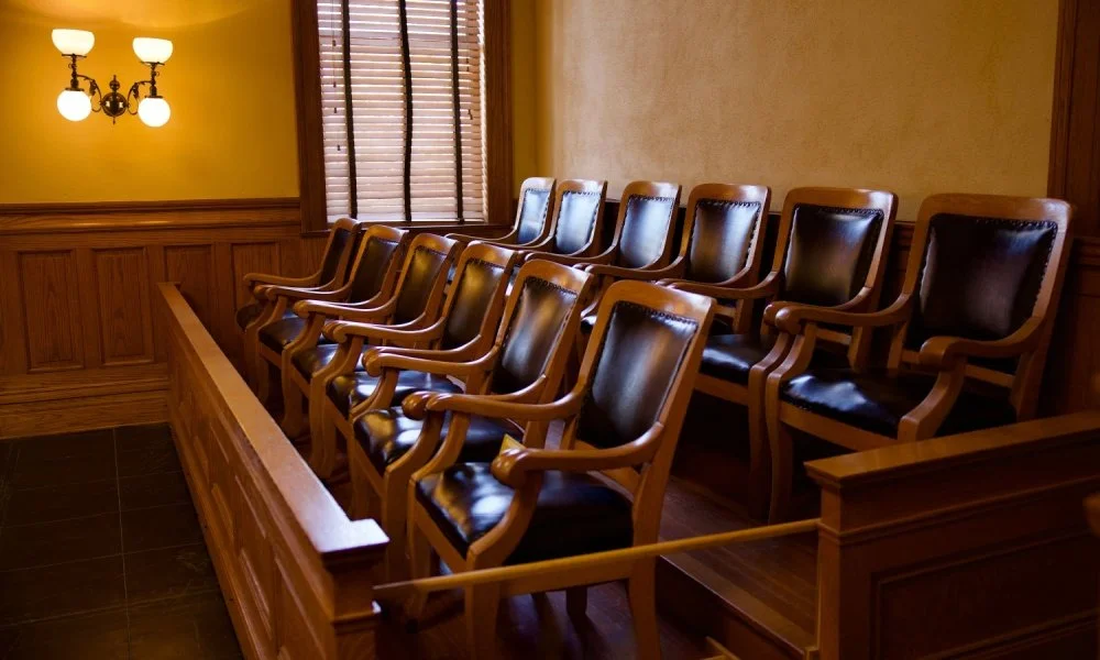 Irish and British Barristers Oppose UK Government Plan to Reduce Jury Trials

