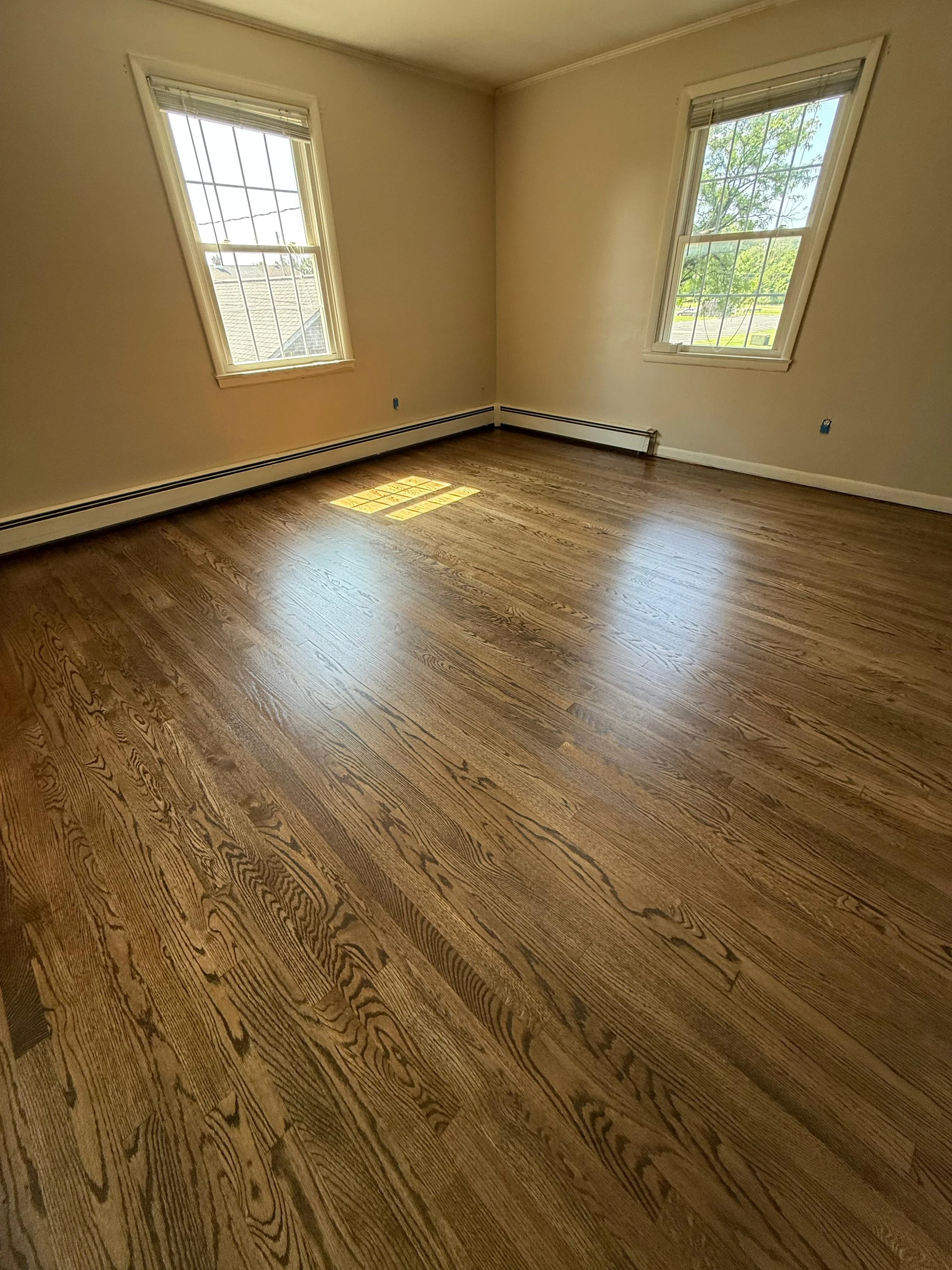 Precision stair tread refinishing and nosing detail. Focusing on craftsmanship for luxury staircases in Rumson, NJ.
Hardwood refinishing, hardwood resurfacing, floor refinishing, floor sanding, floor stain, staining hardwood