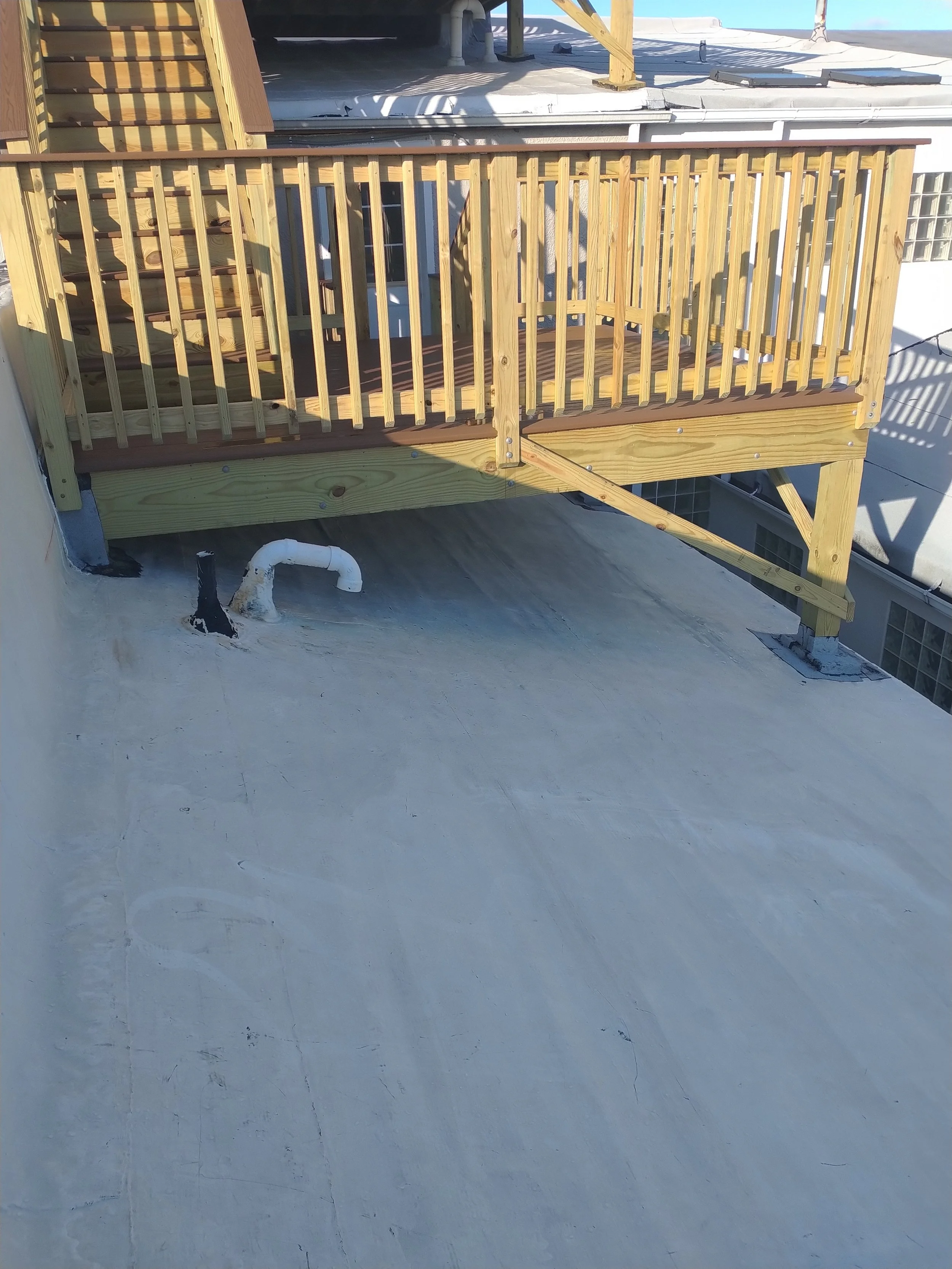 Luxury deck, custom deck, vinyl handrails, Lumber handrails, lumber deck, composite boards, door deck, roof deck, elevated deck, structural deck, framing deck; Lumber deck, roof deck, elevated deck, decks in New York City, decks builder in NYC, deck 
