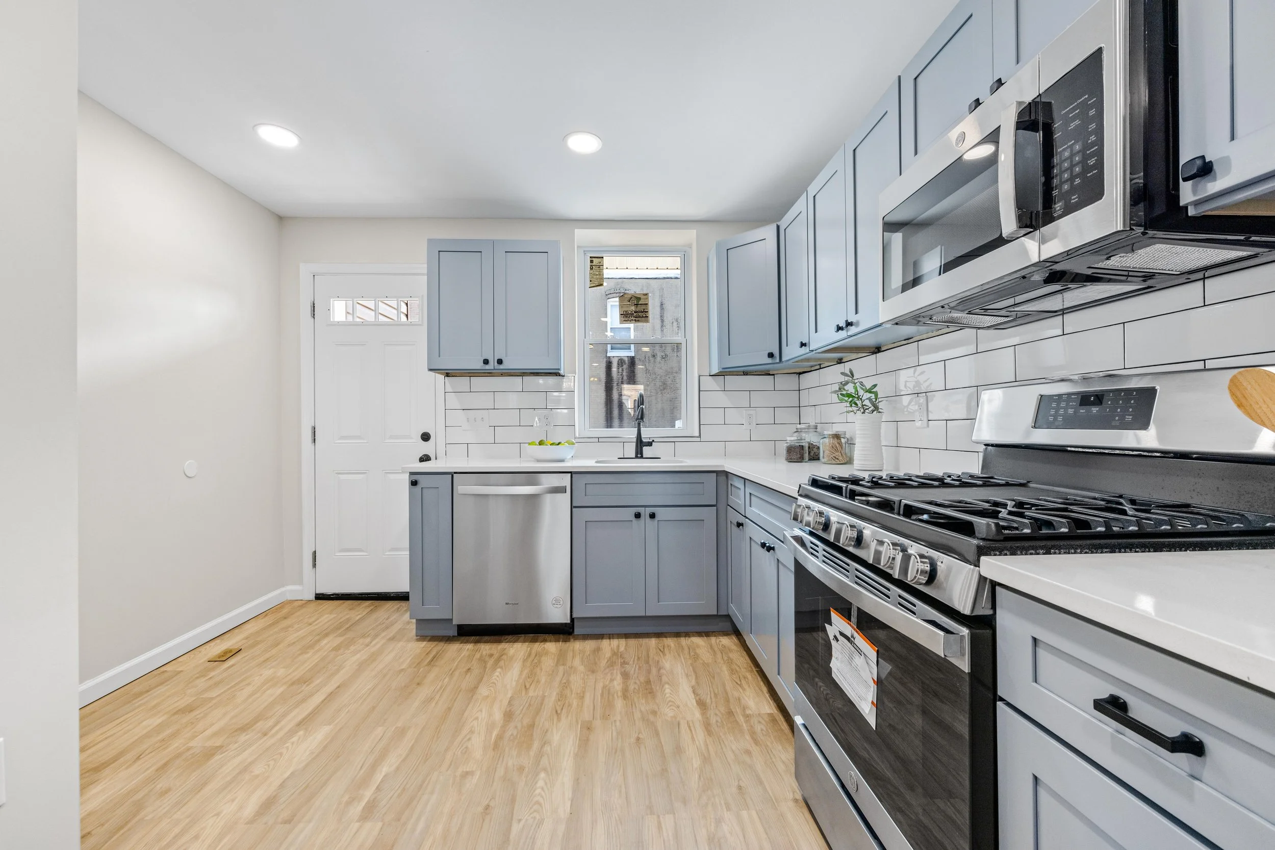 Sophisticated kitchen transformation in Brooklyn, NY, combining modern aesthetics with functional luxury for an elevated lifestyle. Masterfully handled by Elite Craft.