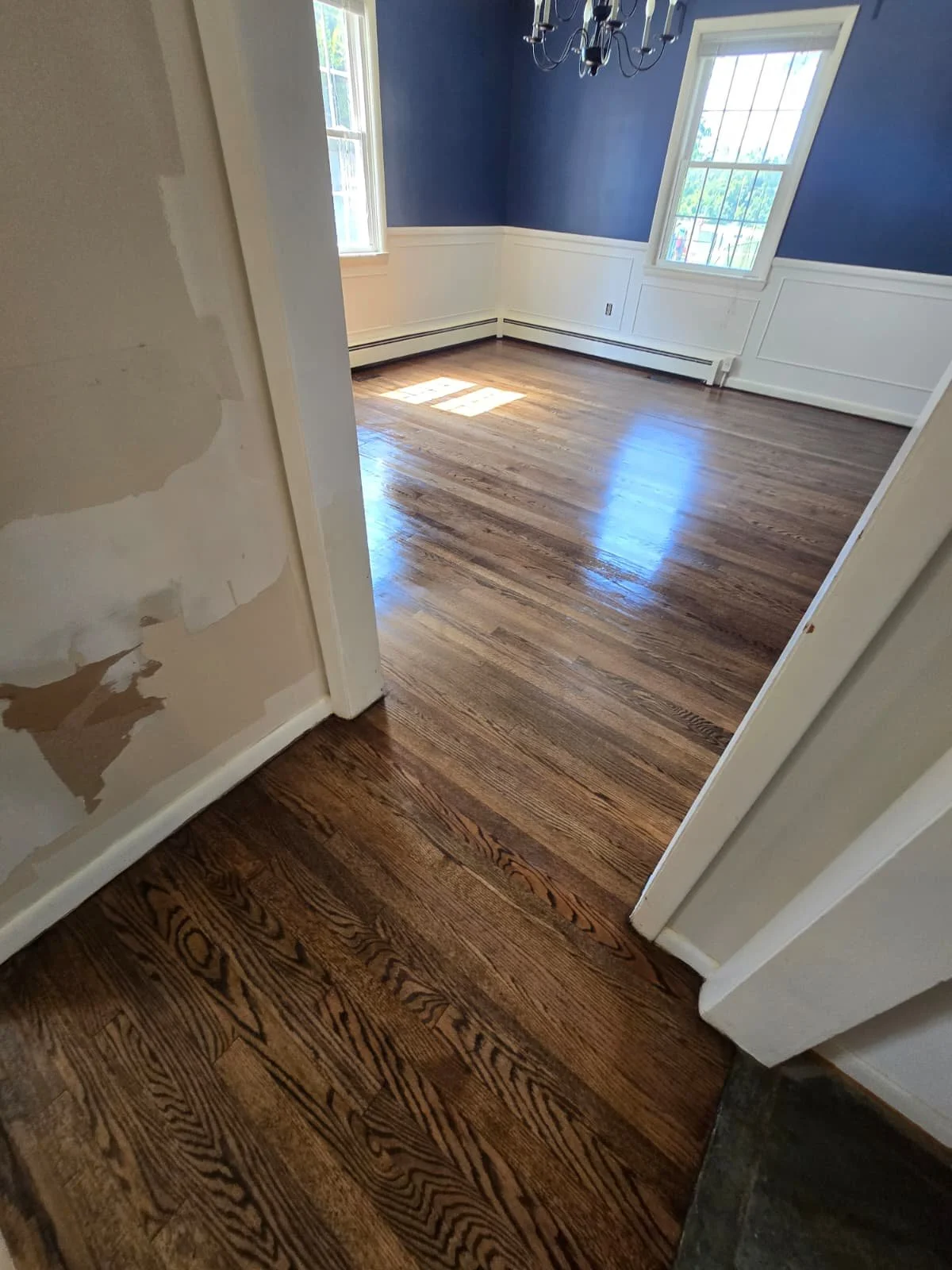 Professional hardwood floor refinishing and sanding. Restoring the natural beauty of oak floors in Rumson, NJ.
Hardwood refinishing, hardwood resurfacing, floor refinishing, floor sanding, floor stain, staining hardwood