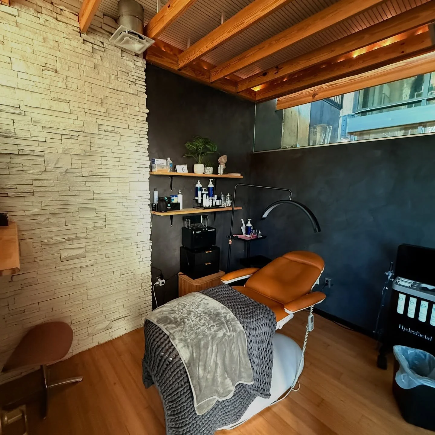 Medical-grade seamless flooring installation for aesthetic clinics. Durable and easy-to-clean surfaces in Bethesda, MD.
Commercial renovation, luxury commercial renovation, commercial remodeling, interior remodeling.