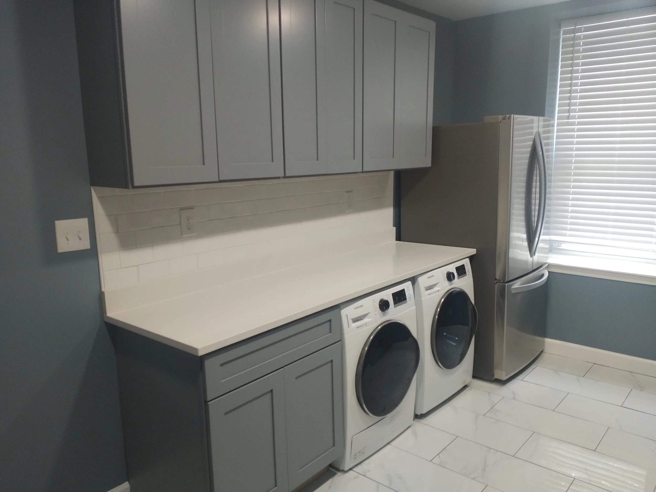 Integrated under-cabinet LED lighting design. Enhancing the atmosphere and functionality of contemporary kitchens in Bethesda, Maryland.