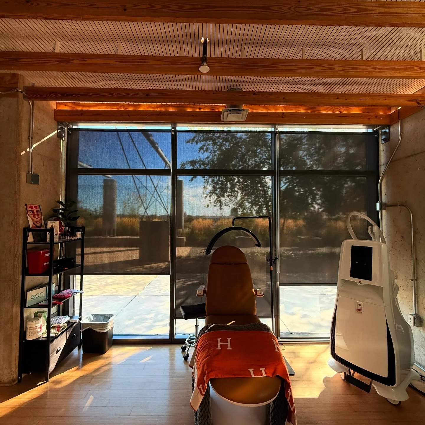 Professional clinical treatment room with medical-grade finishes. High-end renovation for aesthetic centers in Bethesda.
Commercial renovation, luxury commercial renovation, commercial remodeling, interior remodeling.