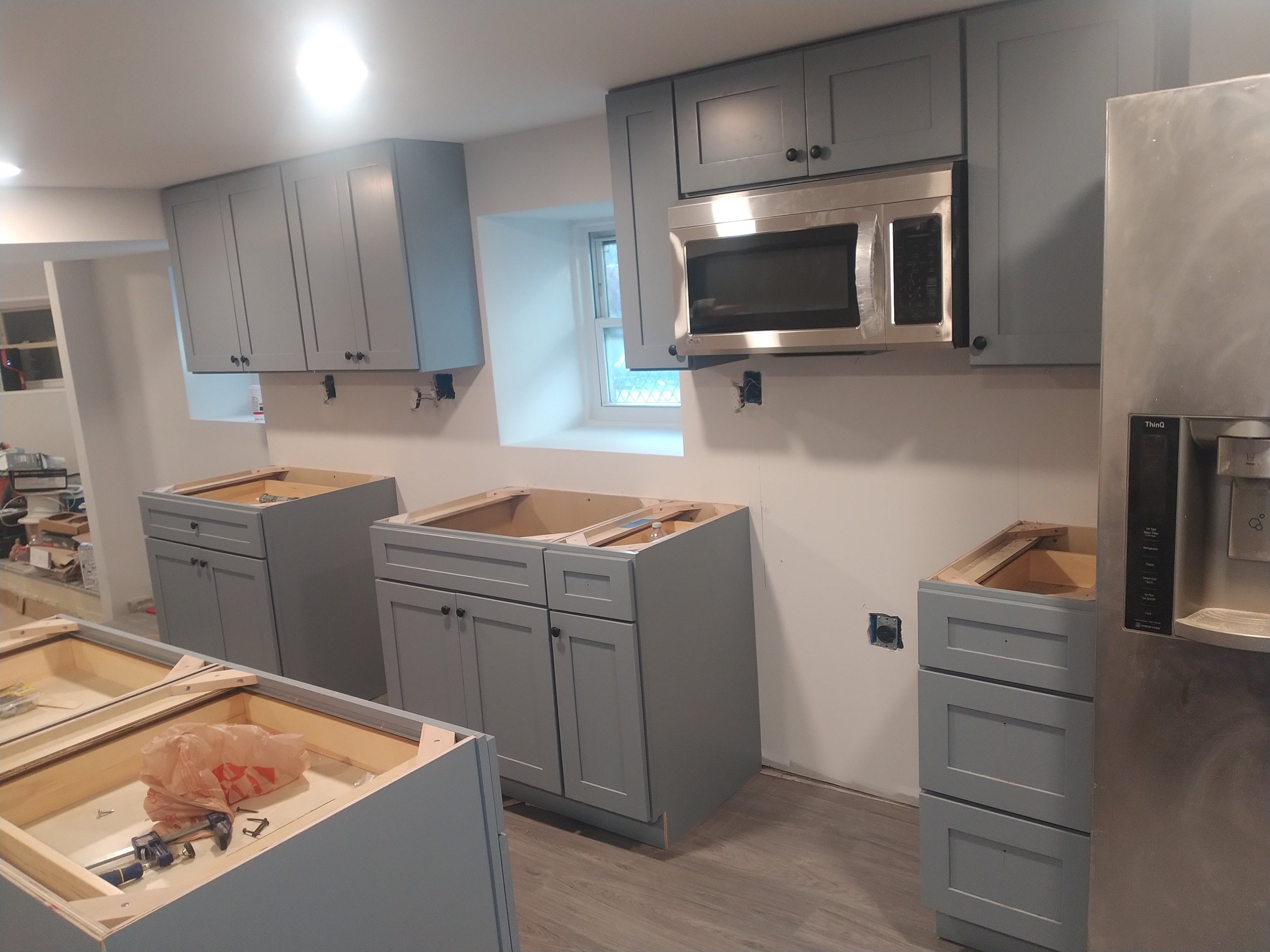 Modern kitchen backsplash and under-cabinet lighting in Severn, MD. High-end tile work and architectural detailing for sophisticated residences.