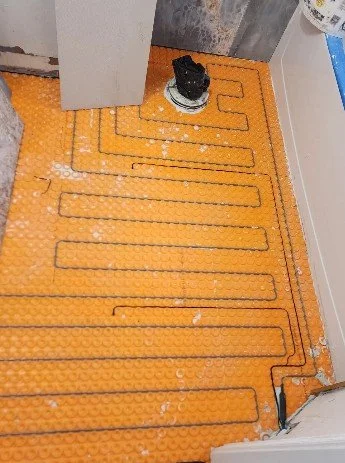 Seamless glass shower enclosure with modern hardware. Enhancing bathroom aesthetics with elite finishes in Annapolis.