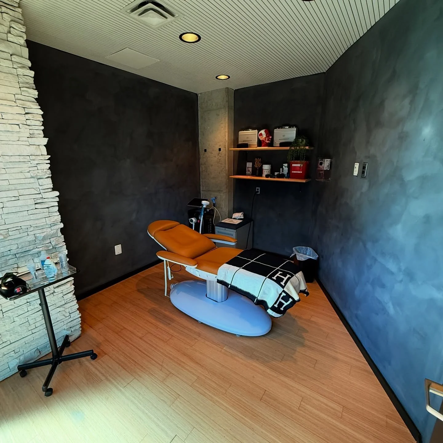 Complete aesthetic clinic renovation and space optimization. Superior commercial remodeling services by Elite Craft in Maryland.
Commercial renovation, luxury commercial renovation, commercial remodeling, interior remodeling.