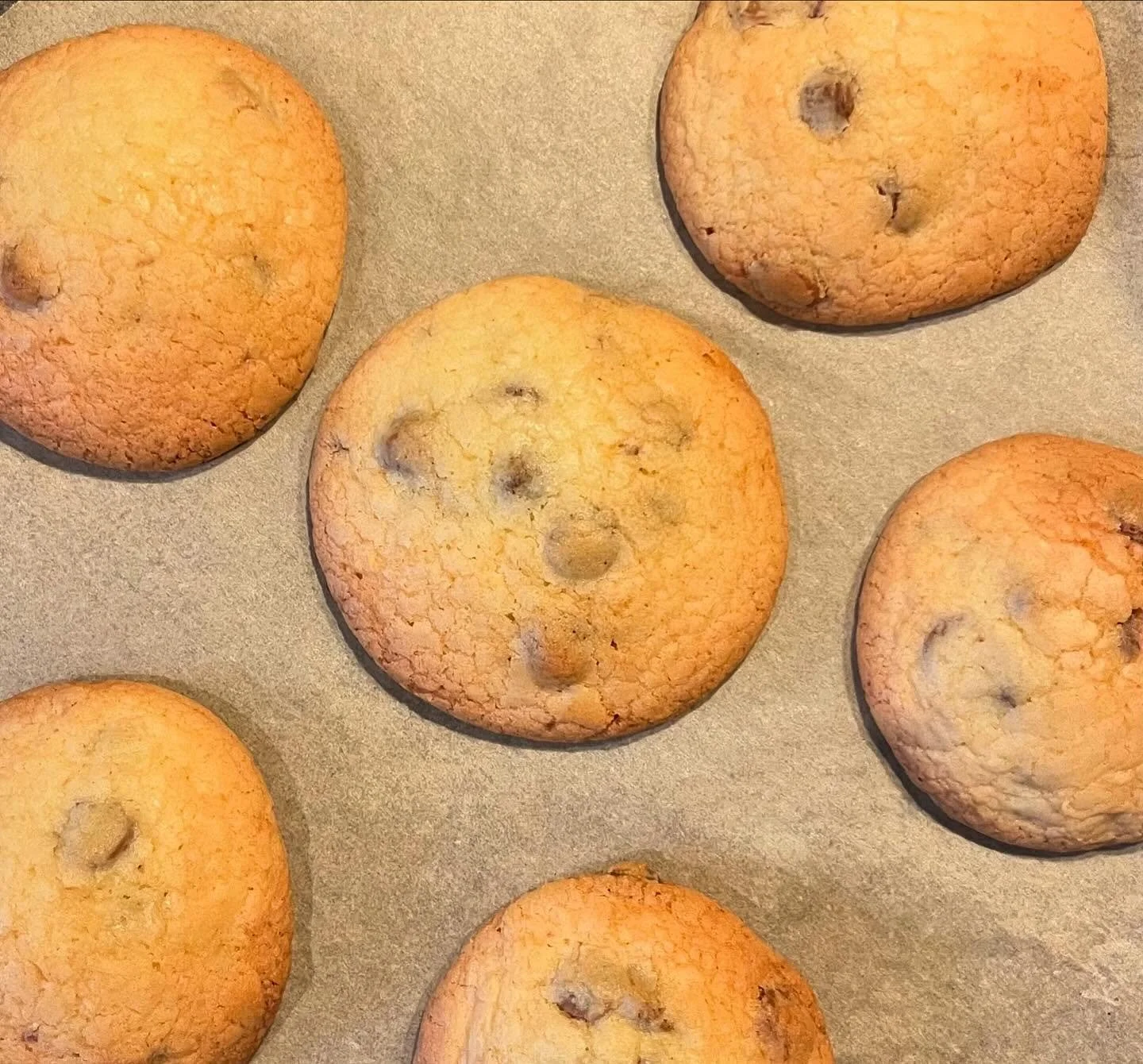 Slow Sundays + warm cookies = the ultimate comfort combo 🍪✨

Baking therapy in full swing with a nourishing, whole food twist &mdash; all the sweet smells, none of the refined stuff. 

Who else loves a cosy kitchen filled with goodness on a Sunday? 