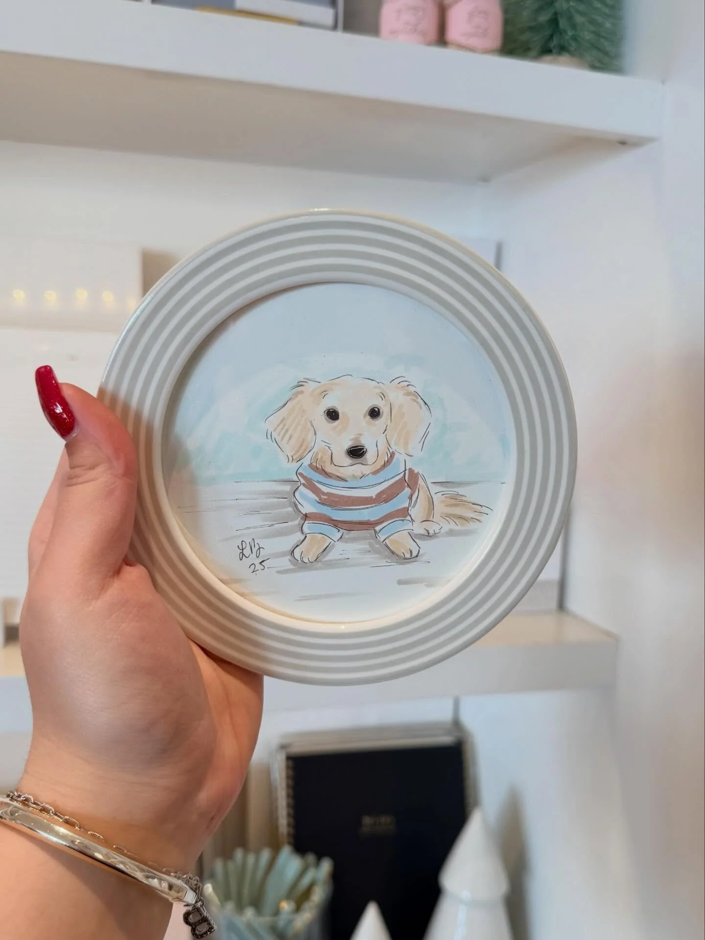 How precious is @finleydaweenie in his sketched portrait from last month&rsquo;s @sugarpaperla Pop-up. Swipe right to see this adorable puppy model!🤍🐾