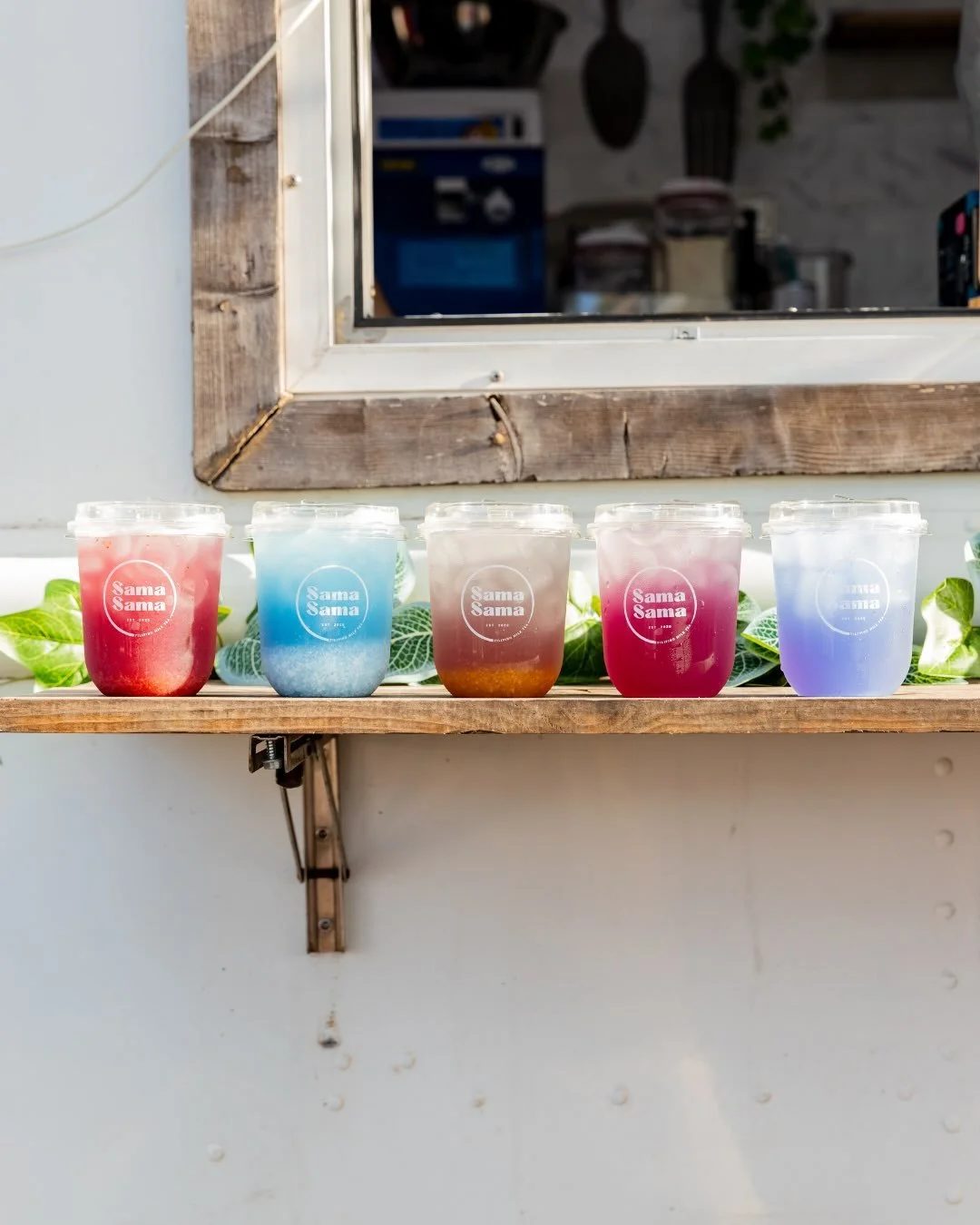 It&rsquo;s only Wednesday but we&rsquo;re already excited to serve you all this weekend! 🥰

Come and start your weekend off right by treating yourself to your favorite Filipino inspired drinks and desserts. 🇵🇭✨

📍What the Truck 
Waikele Center
📅