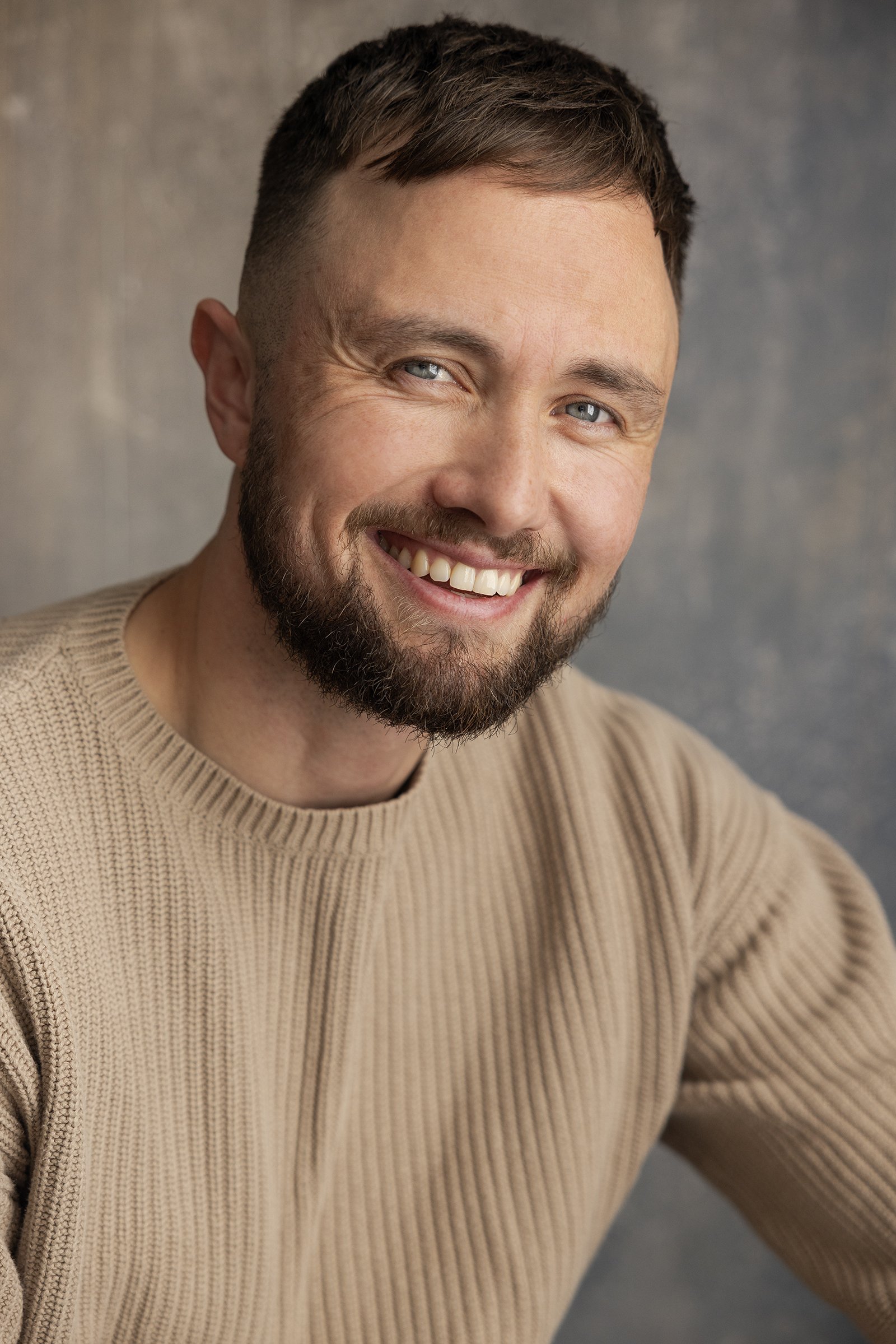 Elz-Carrad-Frank-Management-Headshot_6.jpg