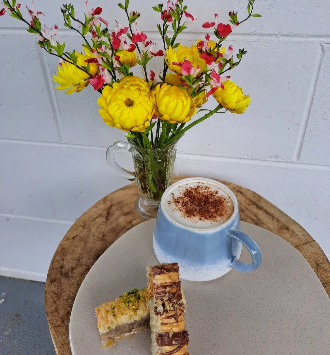 Good morning baklava !! What a great way to start the day. &quot;Hot lips&quot; and straw flowers on a winter's day.
#fortheloveofflowers #flowers #baklava