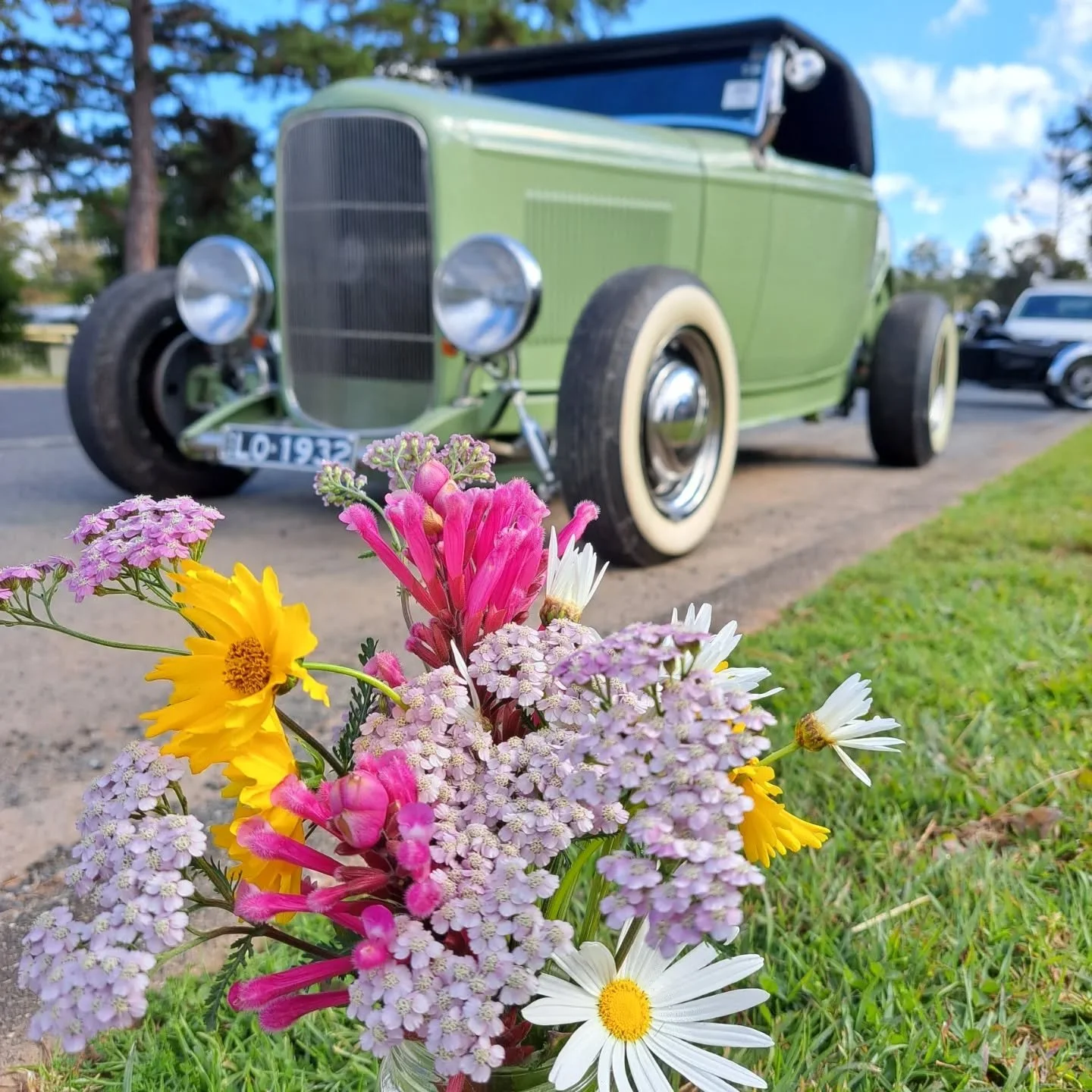 Style and beauty 
#vintagecar #fortheloveofflowers #freshflowers