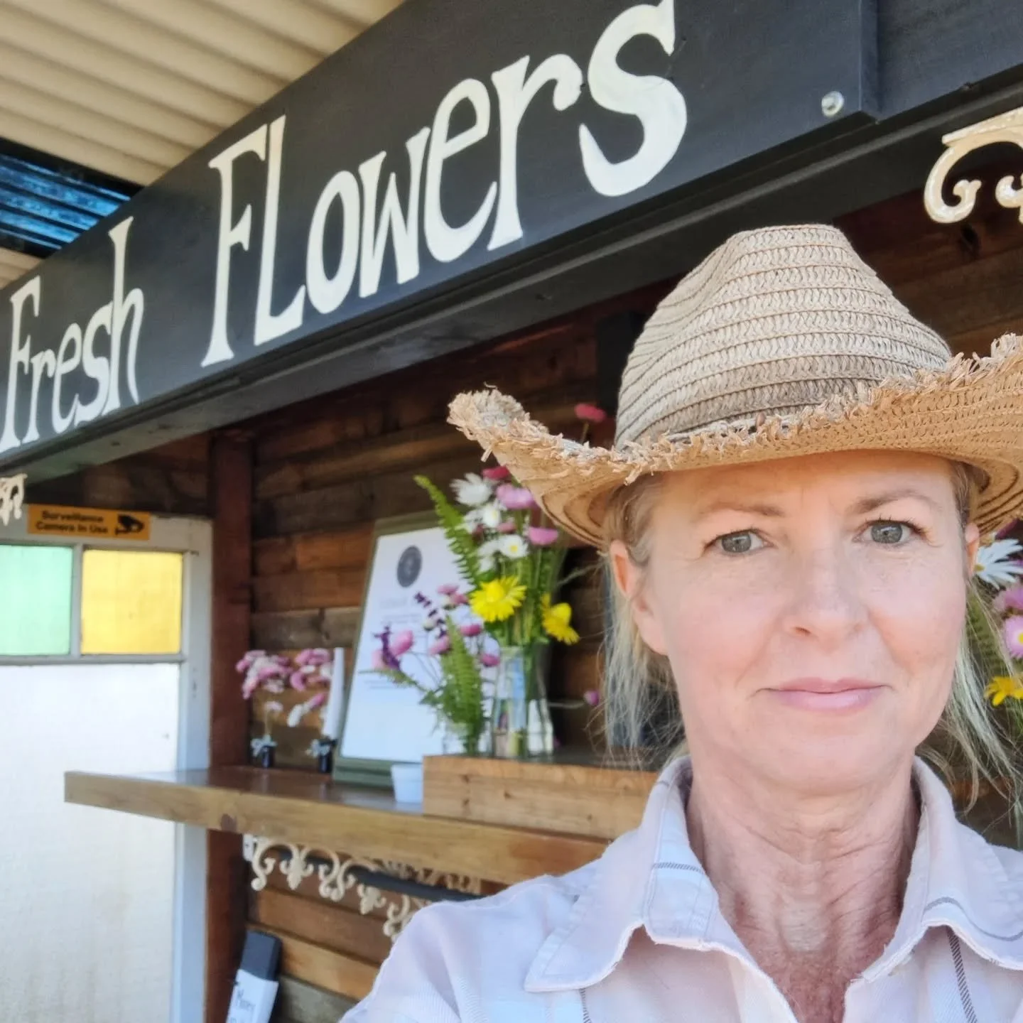 EXCITING NEWS  The FLOWER CART  is open !!! Fresh Flowers, no chemicals,  available Thursday to Sunday.  Share the love and buy someone some flowers. Cash or QR code transfer. Nana Glen.