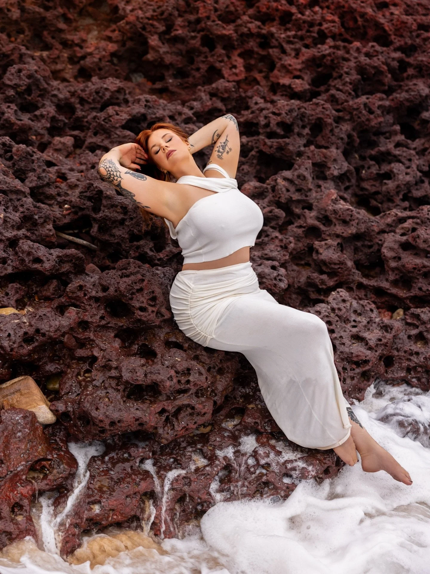 If you know me, you know I love a nature location, especially when I have the honour of photographing this absolute siren. We braved the most for this shoot 🧜🏻&zwj;♀️🌊