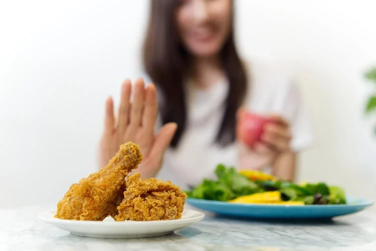 choosing-healthy-salad-over-fried-chicken-pprcs