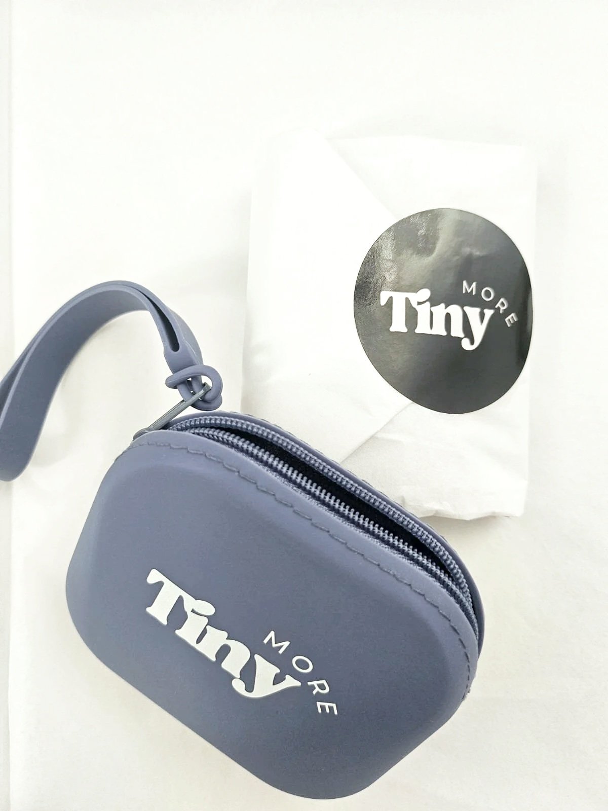 Silicone container with condiments wrapped in tissue paper