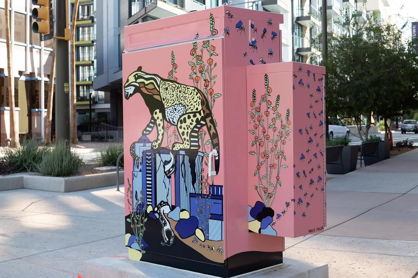 &ldquo;O:ṣhad Returns&ldquo;

This is one of two utility boxes I designed this year. This concept came to me after seeing a photo of the new (to us) jaguar who was spotted in the Sky Islands this spring. He was named O:ṣhad &Ntilde;u:kudam, which mea