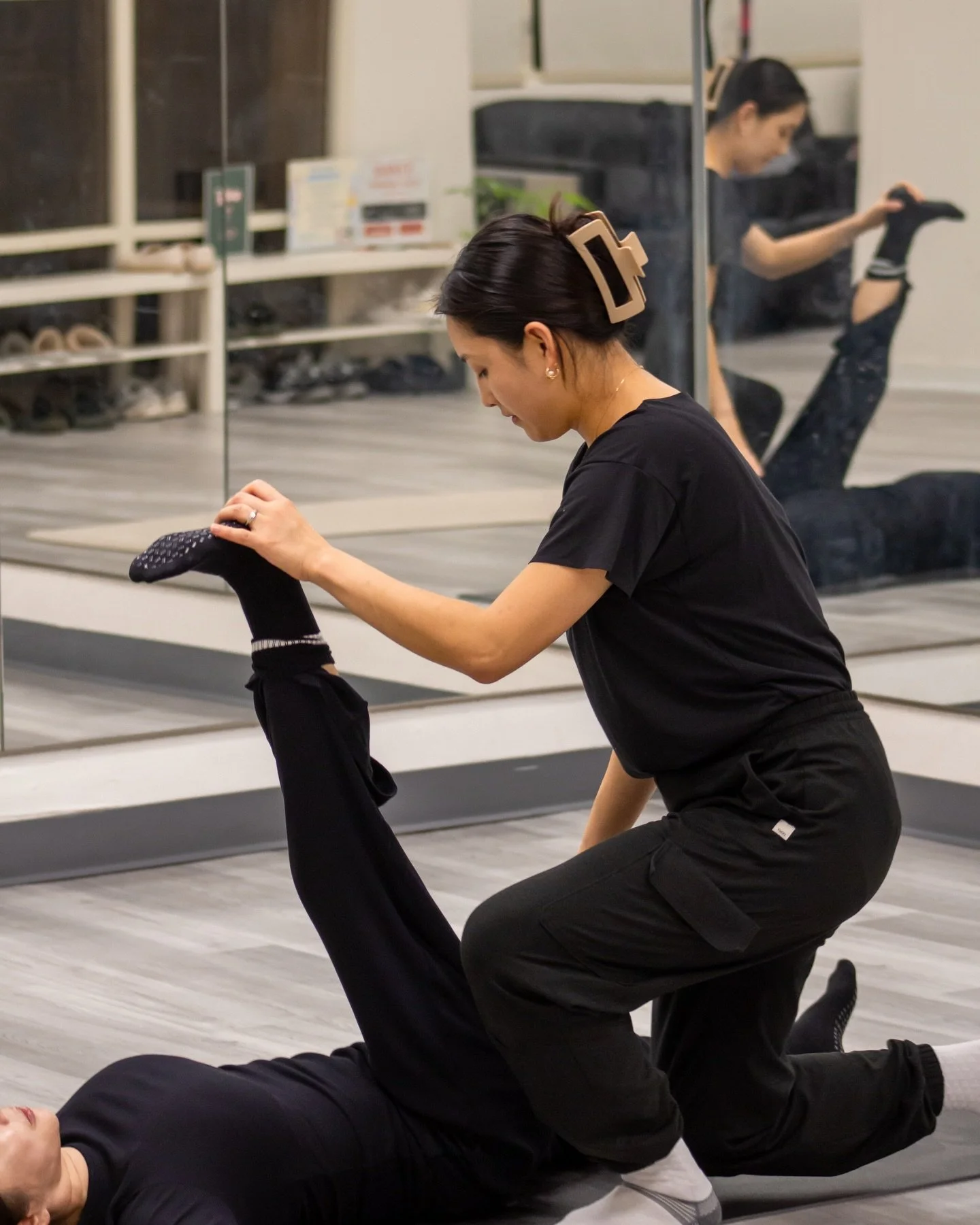 에너지 스트레칭 🤍

아침에 몸 깨우기 딱 좋은 수업이에요.
월 / 수 / 금 9:00 am
수 / 금 10:00 am

굳어있던 근육을 부드럽게 풀어주면서 유연성은 자연스럽게 올라가고,
혈액순환을 도와줘서 에너지도 훨씬 살아나요.
자세 교정, 부기 완화, 피로 회복에도 도움돼서
아침 루틴으로 정말 추천해요 ✨

사진은 프라이빗 세션이에요.
1:1로 더 섬세하게 케어받고 싶은 분들은 DM 주세요 🤍

#LA스튜디오 #필라테스 #스트레칭 #에