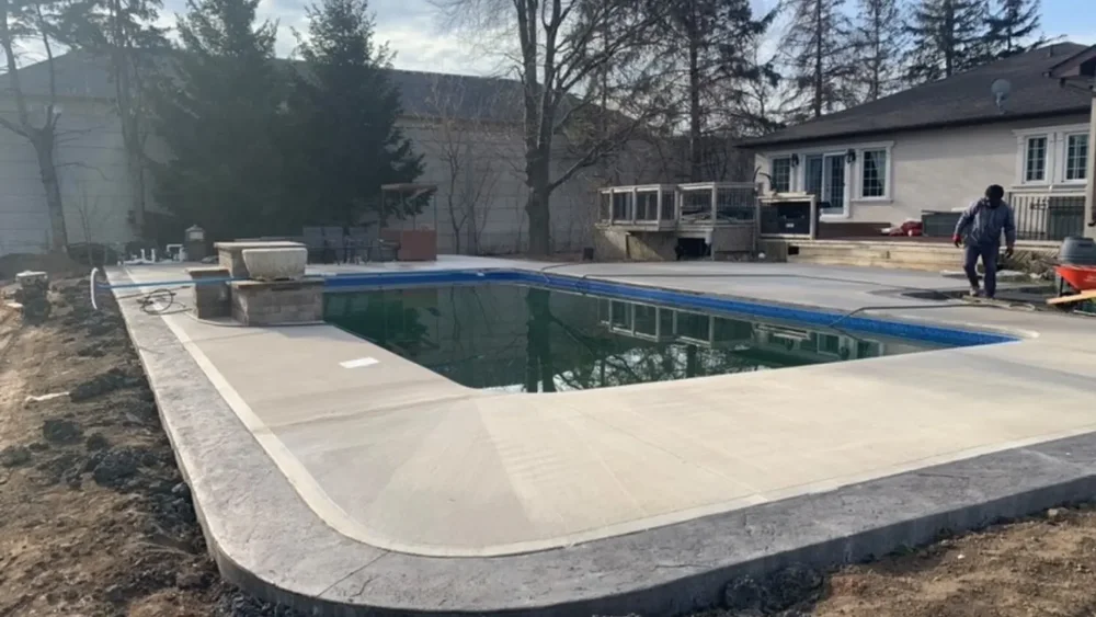 Concrete pool and pool deck in Niagara Falls