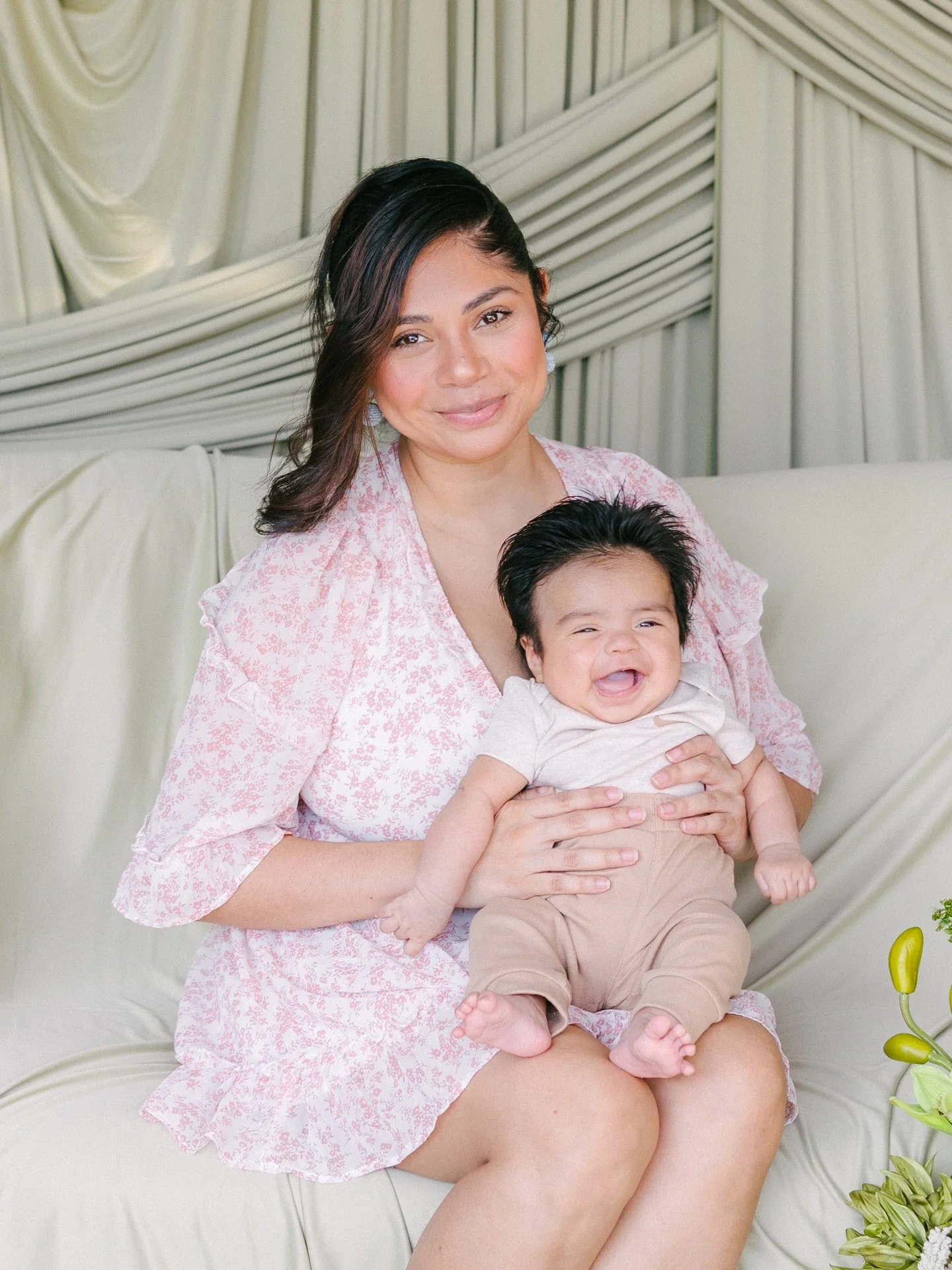 Mommy &amp; Me Mini Sessions 🤍

If you&rsquo;ve been thinking about booking one of these, this is your sign to do it. These sessions are designed to capture the sweetest, most genuine moments between you and your little ones, the cuddles, giggles, a