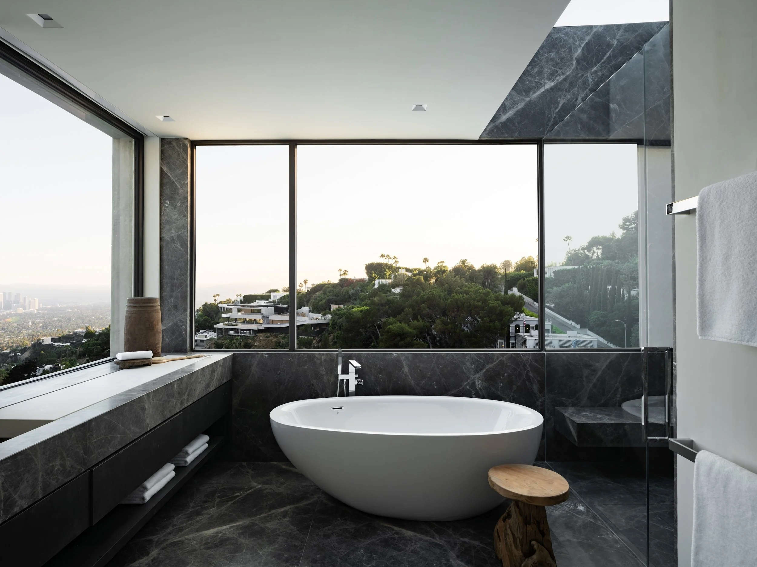 Corr-Contemporary-Homes-California-Builder-1690-Doheny-Luxury-Bathroom-With-Scenic-View