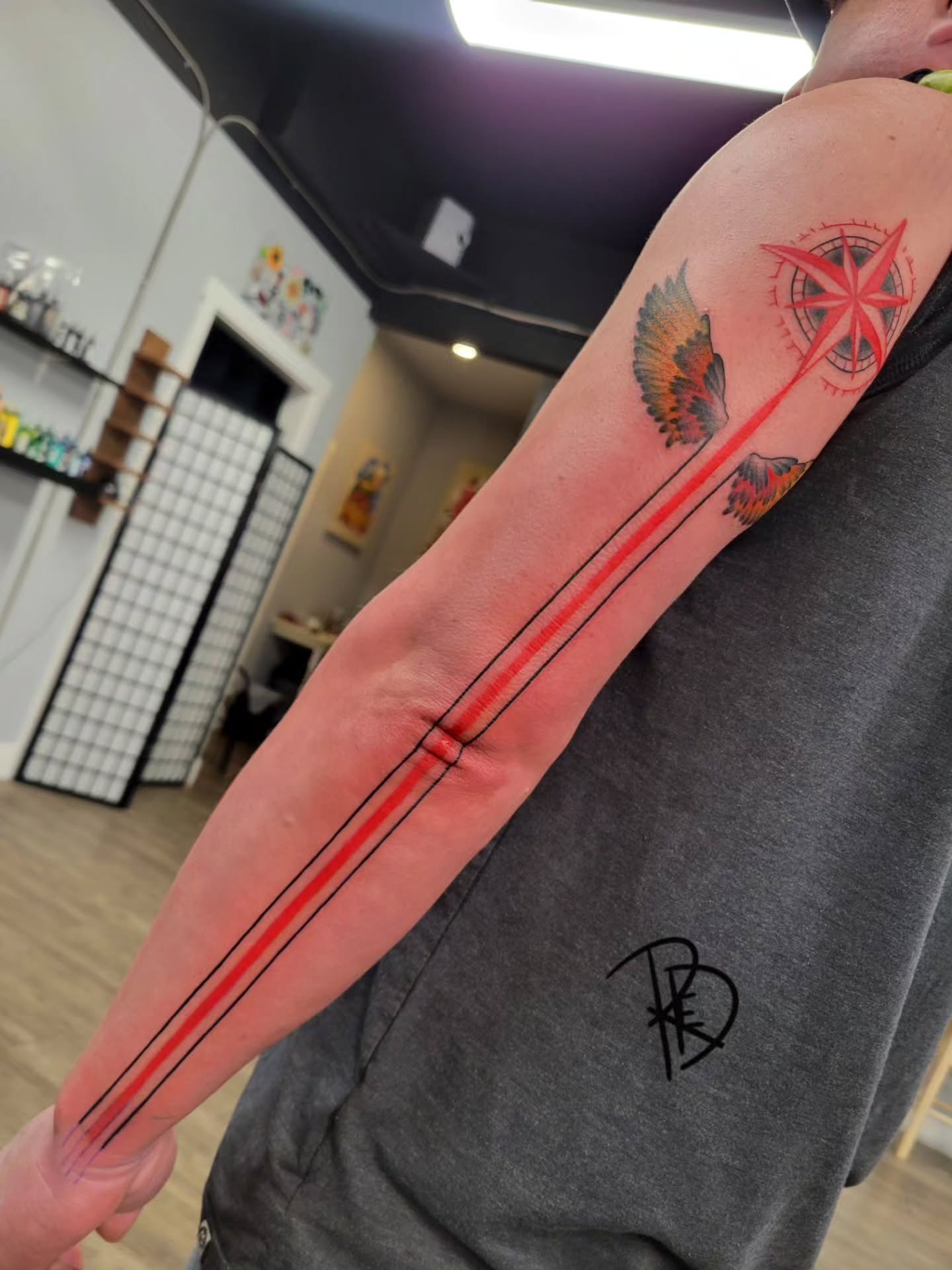 ✨️Lines✨️

Can't say I shy away from a challenge! Honestly skin was amazing, company was great and it was a piece of cake. 
Thanks for sitting so well for me (a lot easier if you're not punching and kicking me).

Handled the hellbow like a champ too-