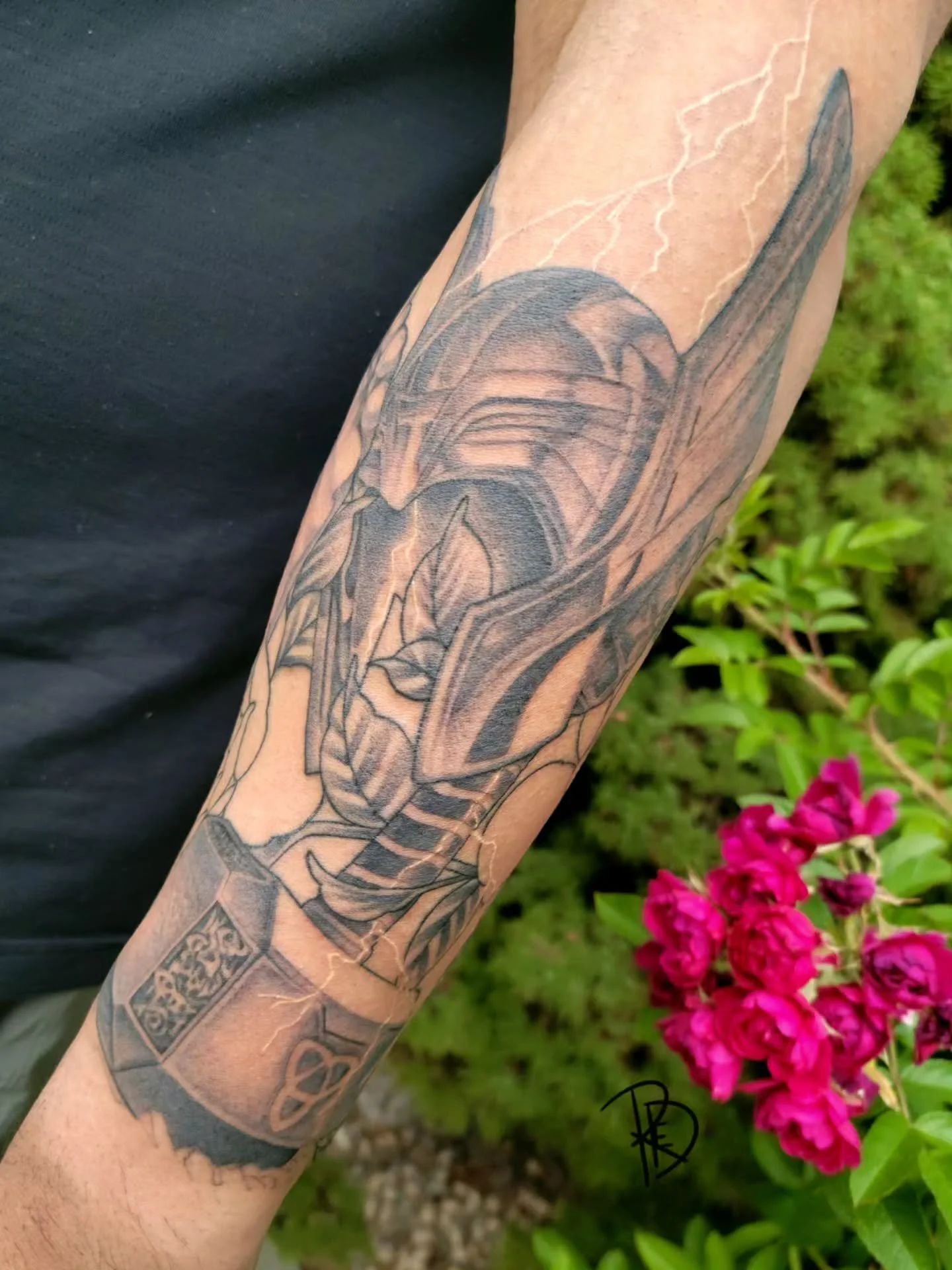 🌹 Half sleeve in progress!🌹

It has been fun knitting together the elements! Always love fitting things together like puzzle pieces! 

✨️BOOKS OPEN FOR 2026!✨️

*
*
*
*
*
*
*
*
*
*

#kamloopstattoo #ink #inked #inkedgirls
#girlswithtattoos #girlswi