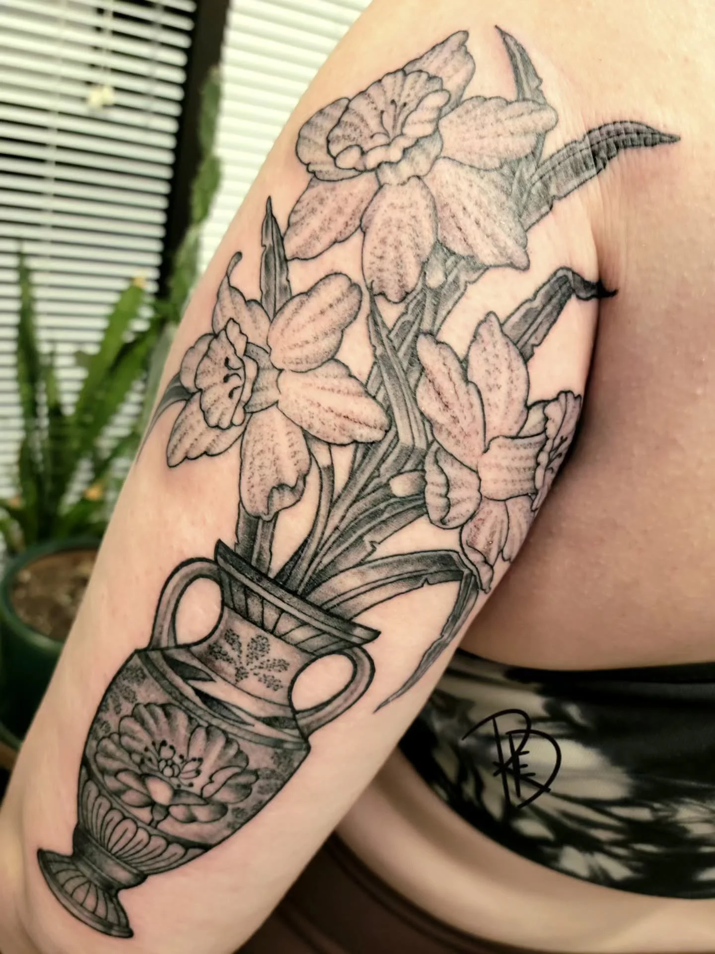 🌹 Birth flowers and vase! 🌹 

Thank you for the trust! Always such a blast! 

#tattooed #tattoomodels #tattooedgirls