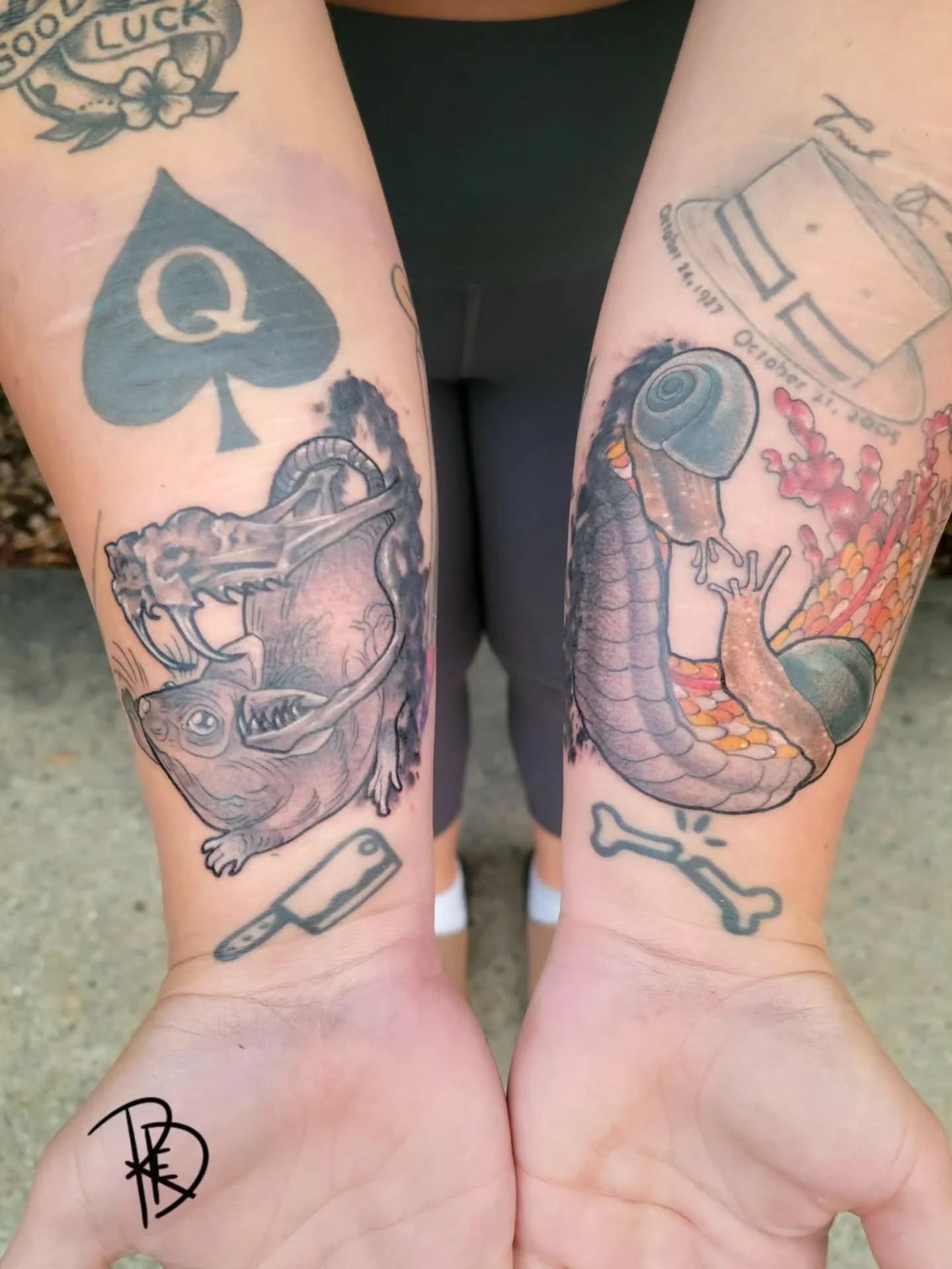 🌹Snake portal!🌹

One half chasing a mouse (black and grey/skeleton) other half with snail friends (colour).

Love getting to play around with textures/shades/colours! Thank you always!

#tattooed #tattoomodels #girlswithtattoos