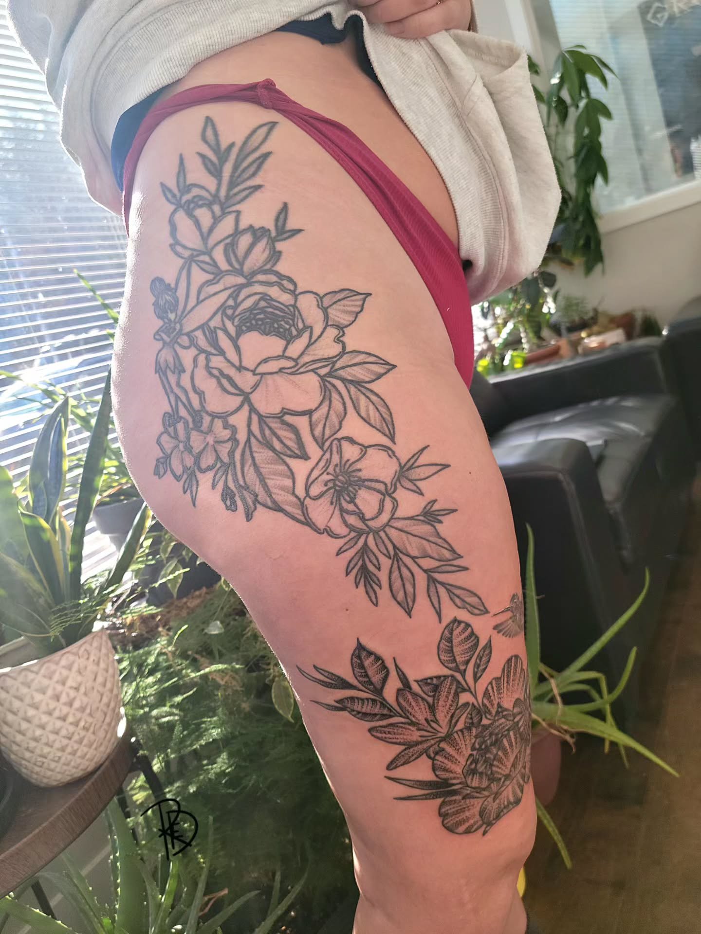 🌹Whip-shading🌹

So lovely to catch up! Existing piece above had to be 6 years settled or more and the lines for above the knee were settled as well! Thank you for sitting so well! 

#tattoomodels #tattooed #tattoo